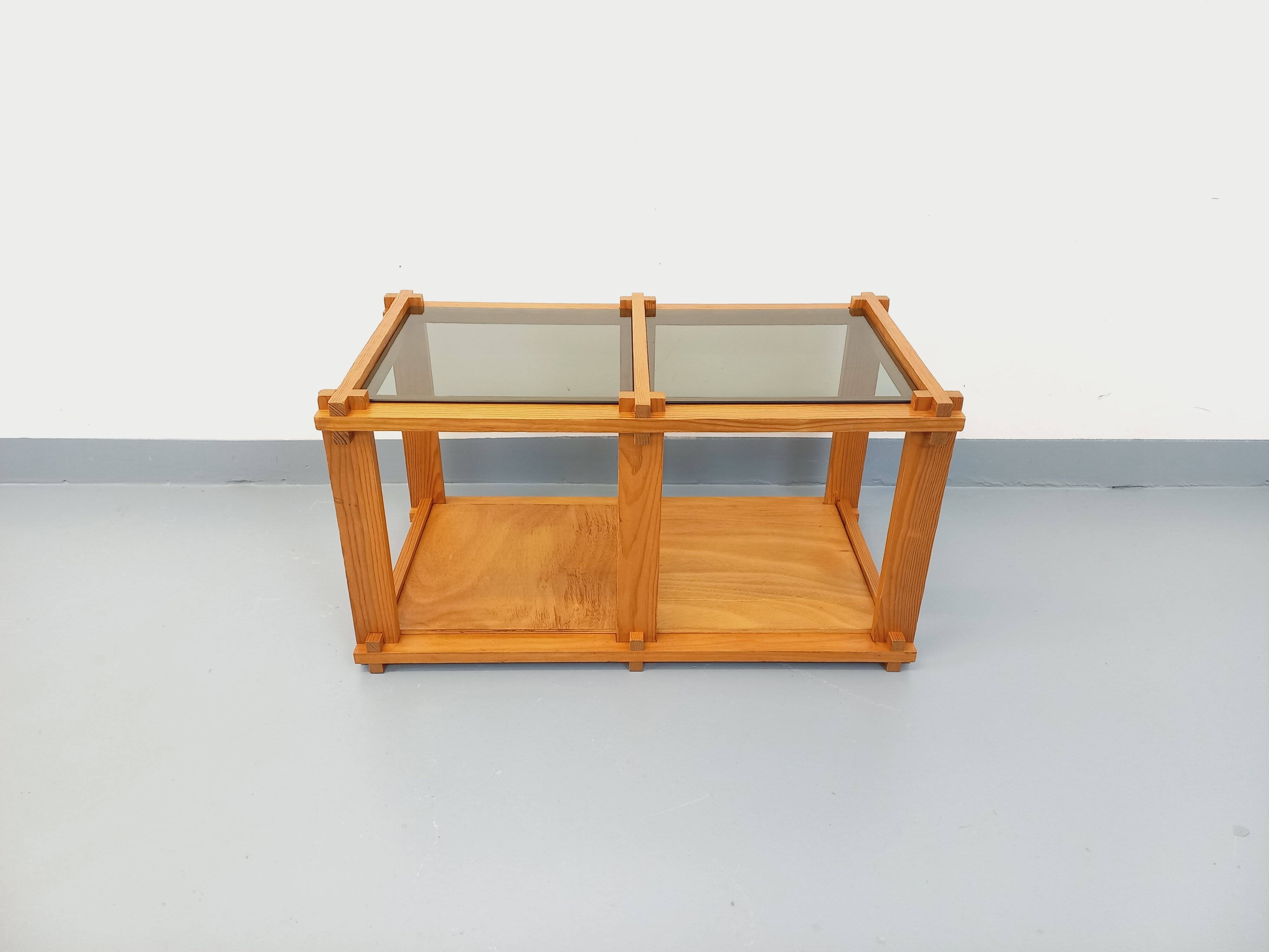 Vintage rectangular coffee table in pine and smoked glass from the 70s and 80s.