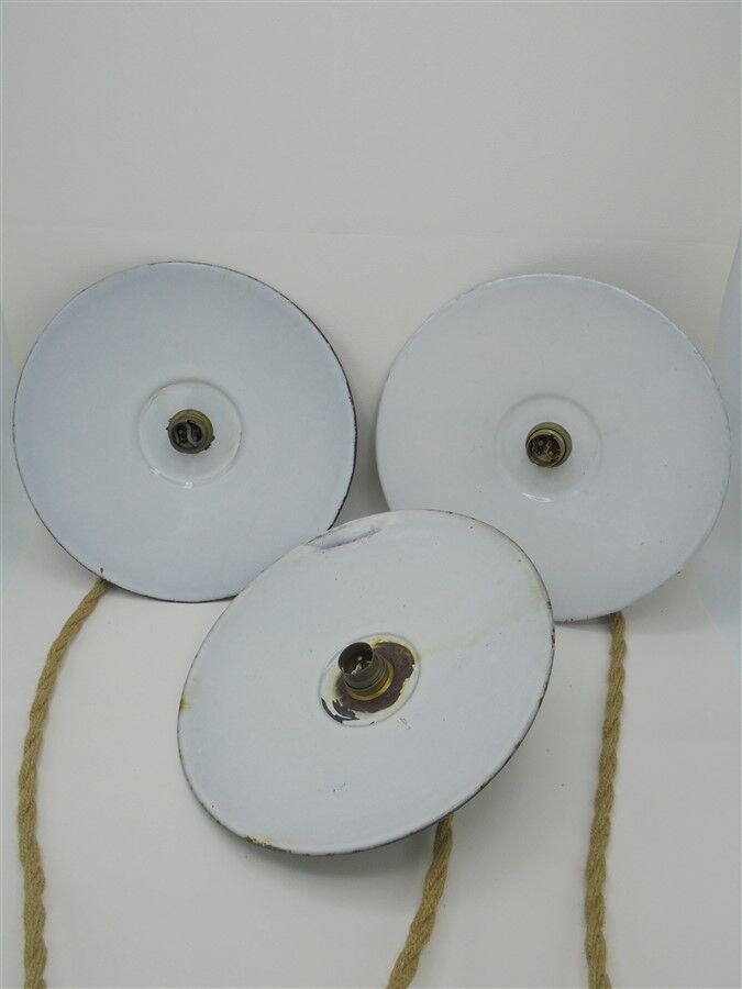 Trio of enamelled sheet metal suspensions