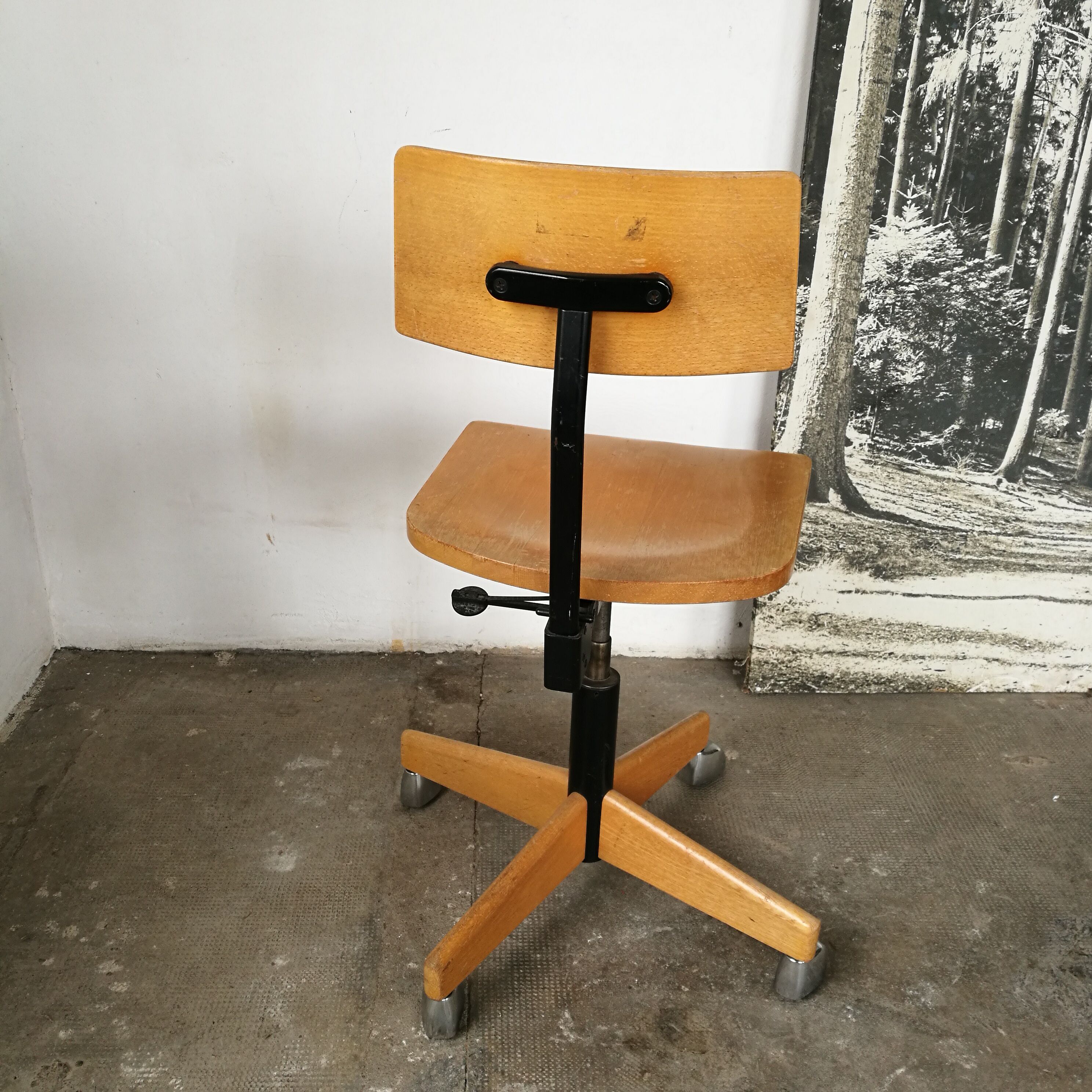 Swivel workshop chair