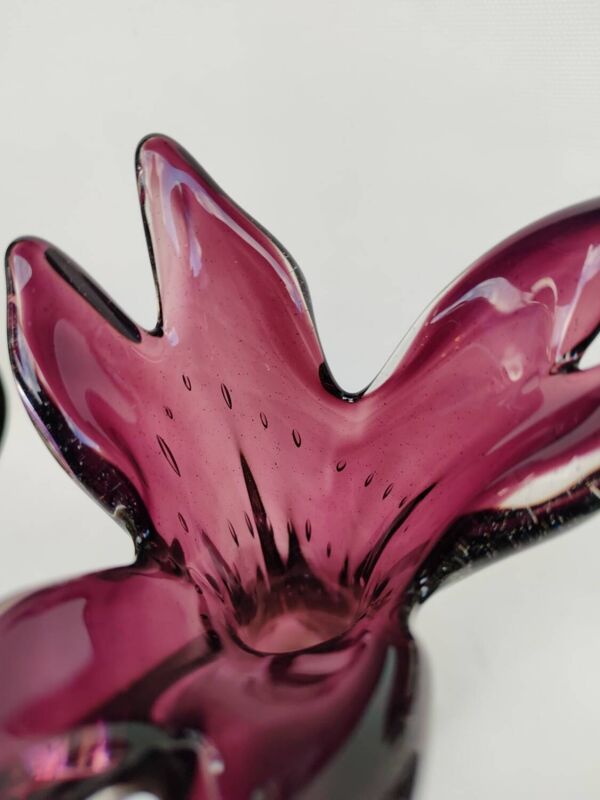 Vase en verre de Murano, de couleur améthyste, vers 1950.