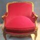 Large bergere de style Louis XV  en velour rouge
