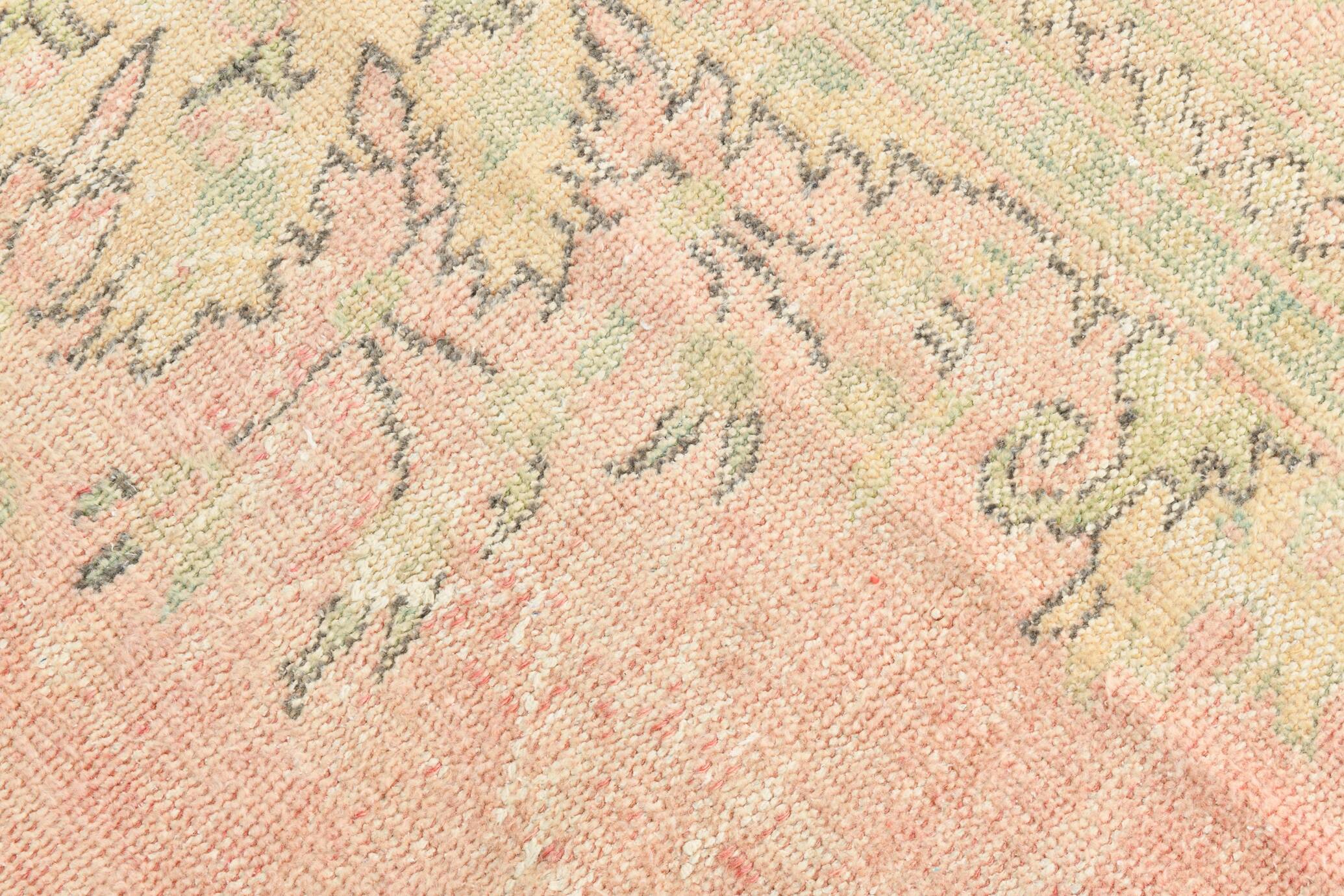 Tapis d’Anatolie ancien tons pastel rose poudré et vert, 231x330 Cm