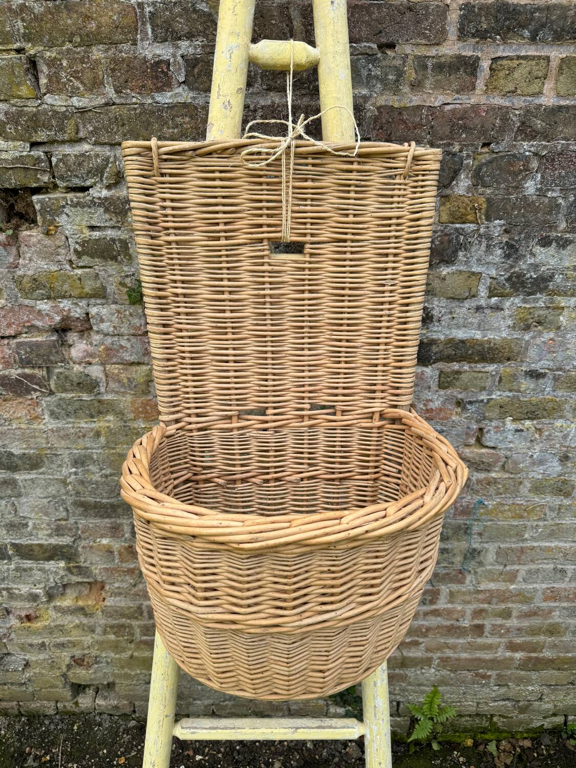 Hotte champenoise, panier en osier à suspendre