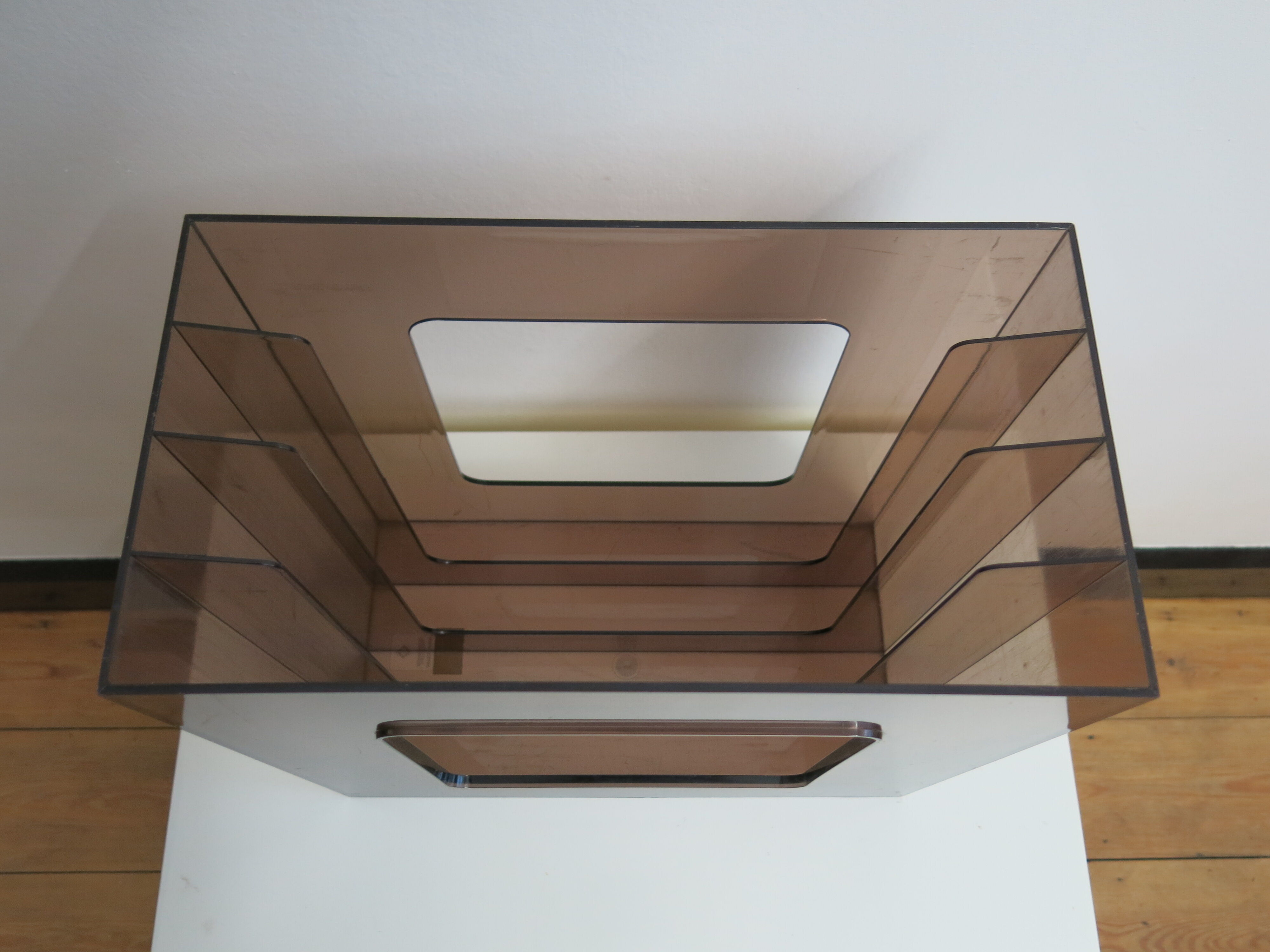 Vinyl holder in smoked plexi