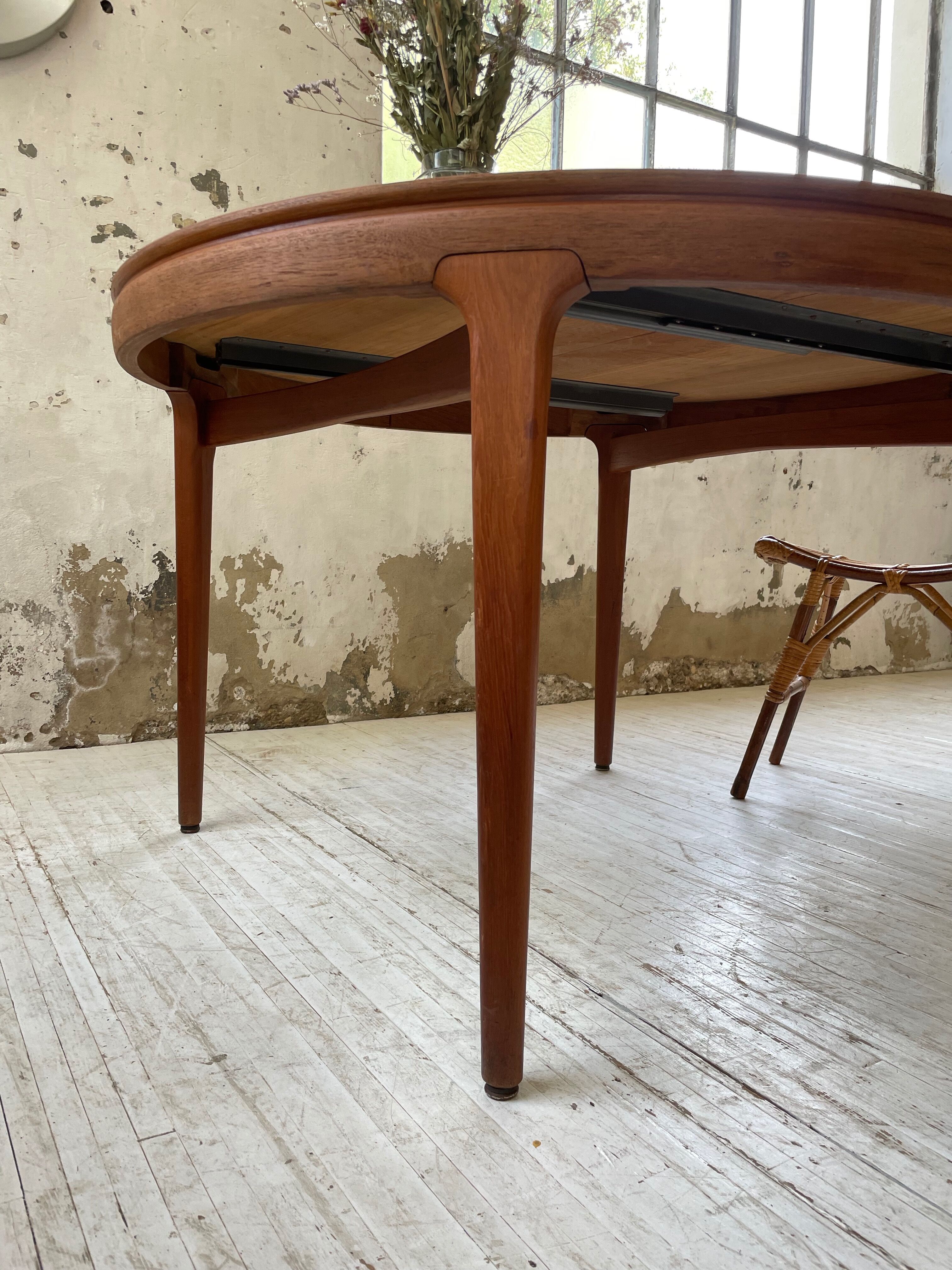 Round table 120-230 cm scandinavian samcom arne hovmand olsen