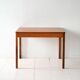 Table basse scandinave vintage en teck avec bord sculpté