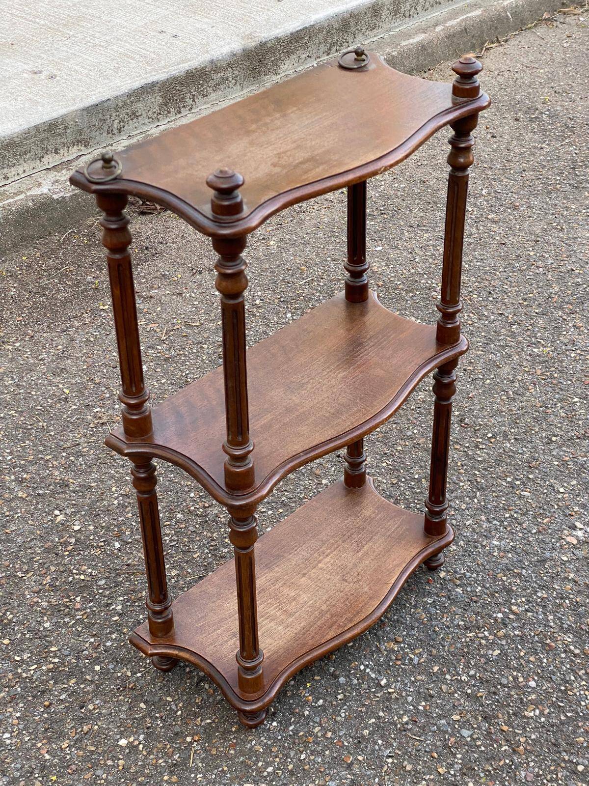 19th-century Napoleon III turned wooden wall shelf, 64cm.