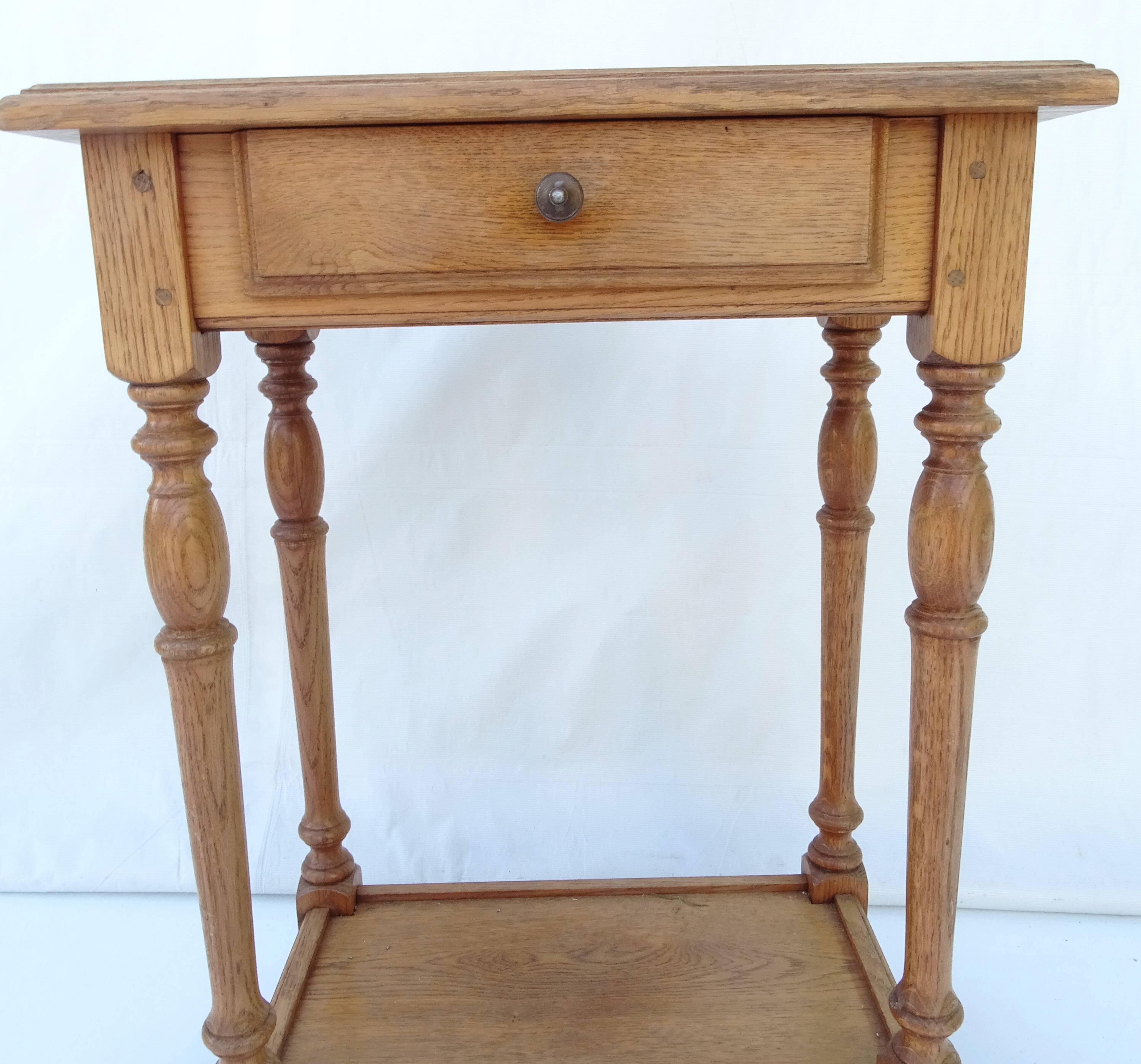 Console ou table d'appoint en bois massir teinté chêne clair