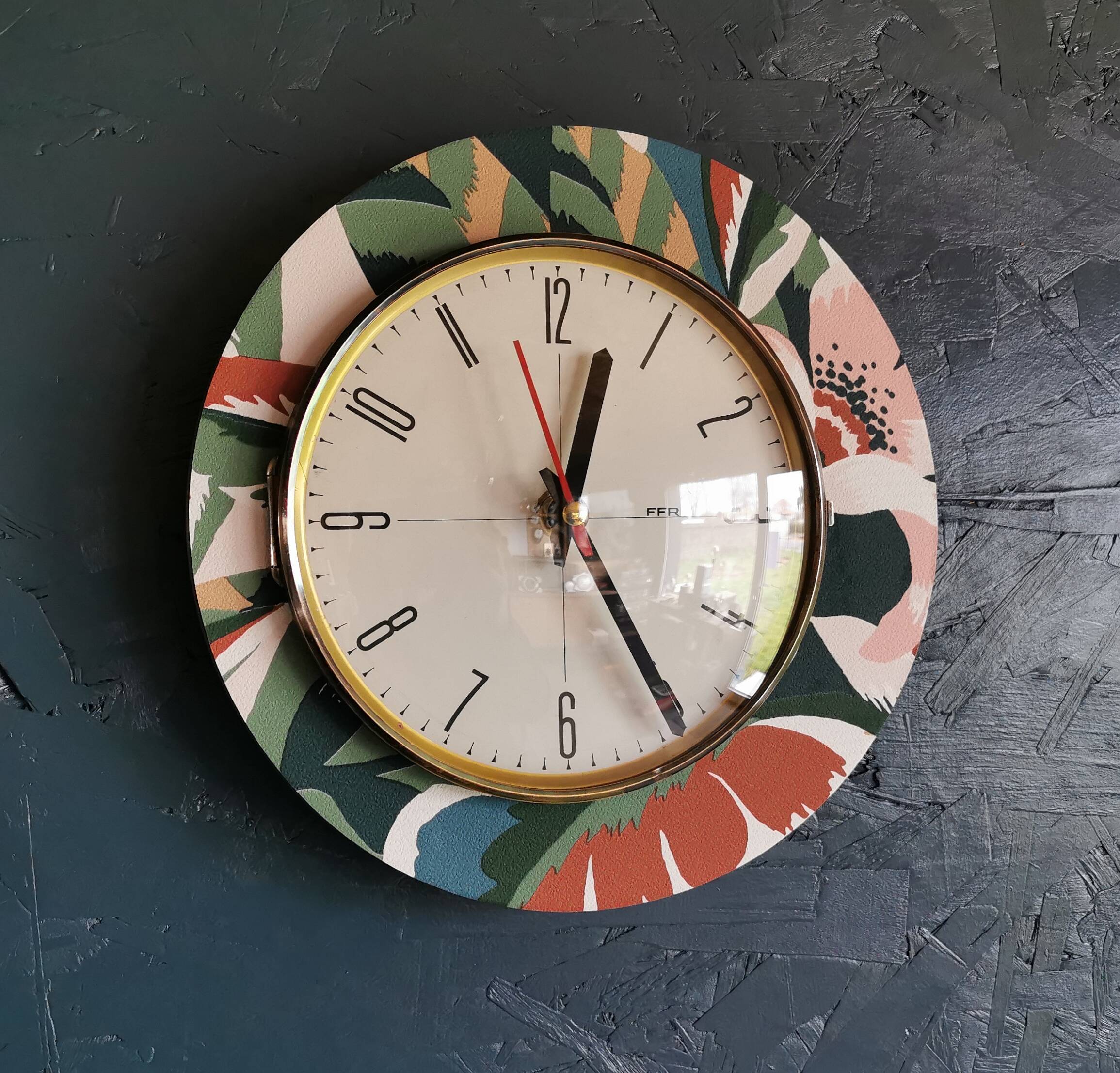 Vintage formica clock round silent wall pendulum "FFR terracotta green"