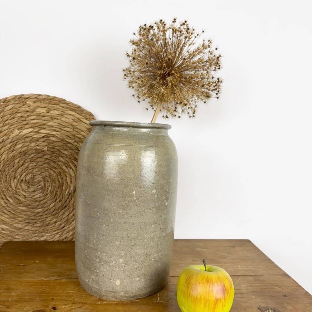 Grey-beige glazed stoneware pot, early 19th century.