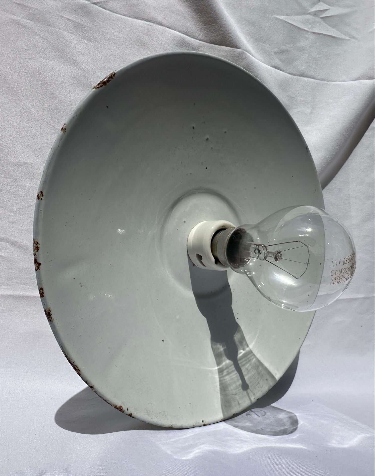 Antique wall lamp with an enamelled metal shade and porcelain.