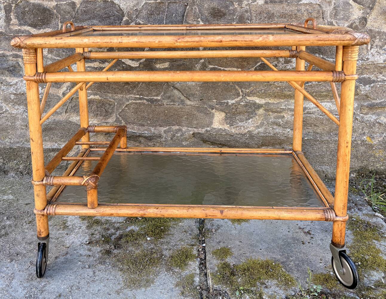 Vintage rolling dessert trolley in rattan, removable tray, Riviera style, 50s-60s.