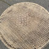 Round side table in woven straw and black steel