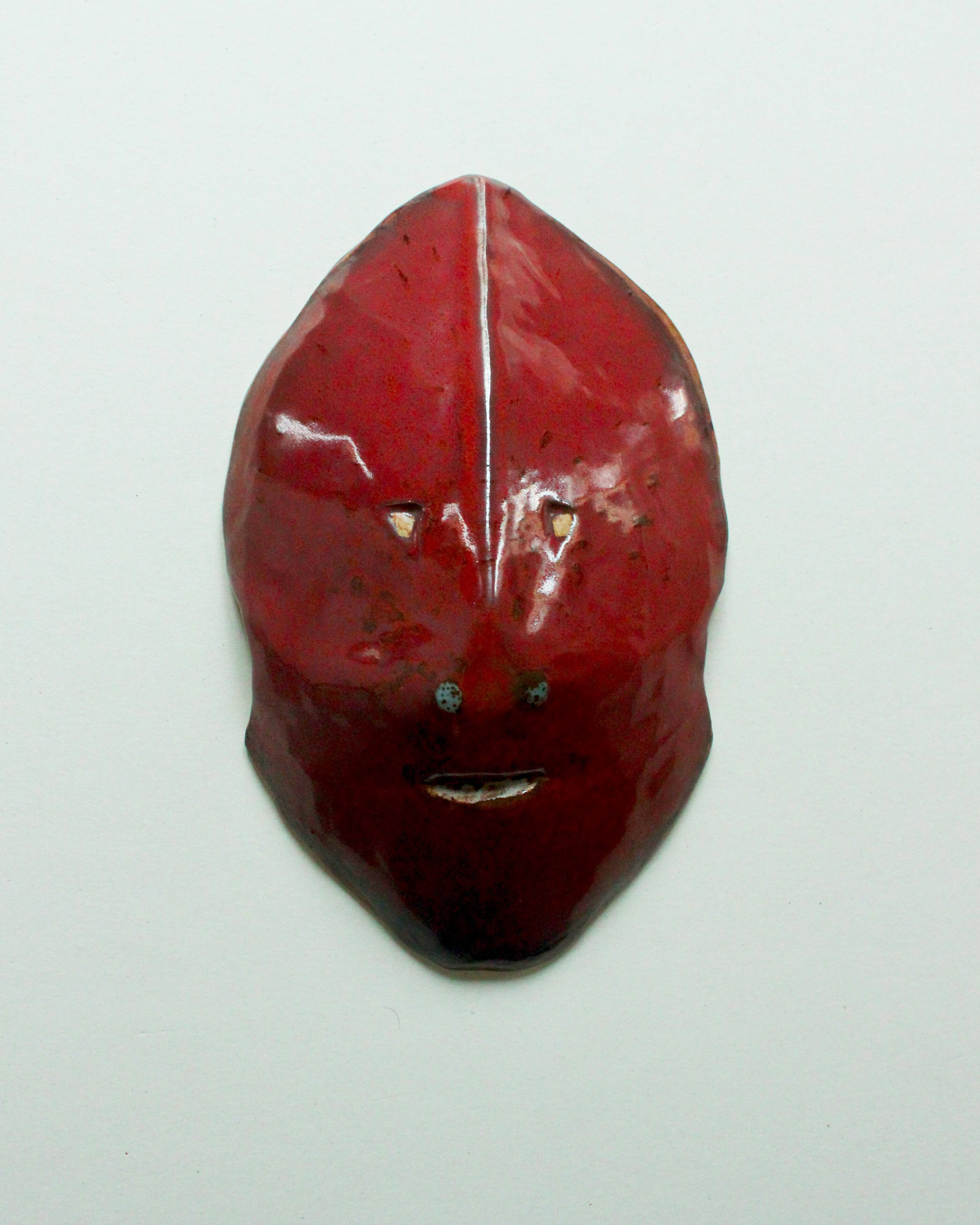 Masque en céramique émaillée rouge, dans le goût d'Accolay, années 50 / 60