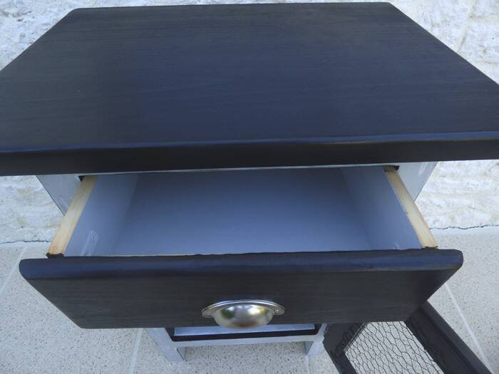Furniture suitable for everywhere with a thick top, in solid wood