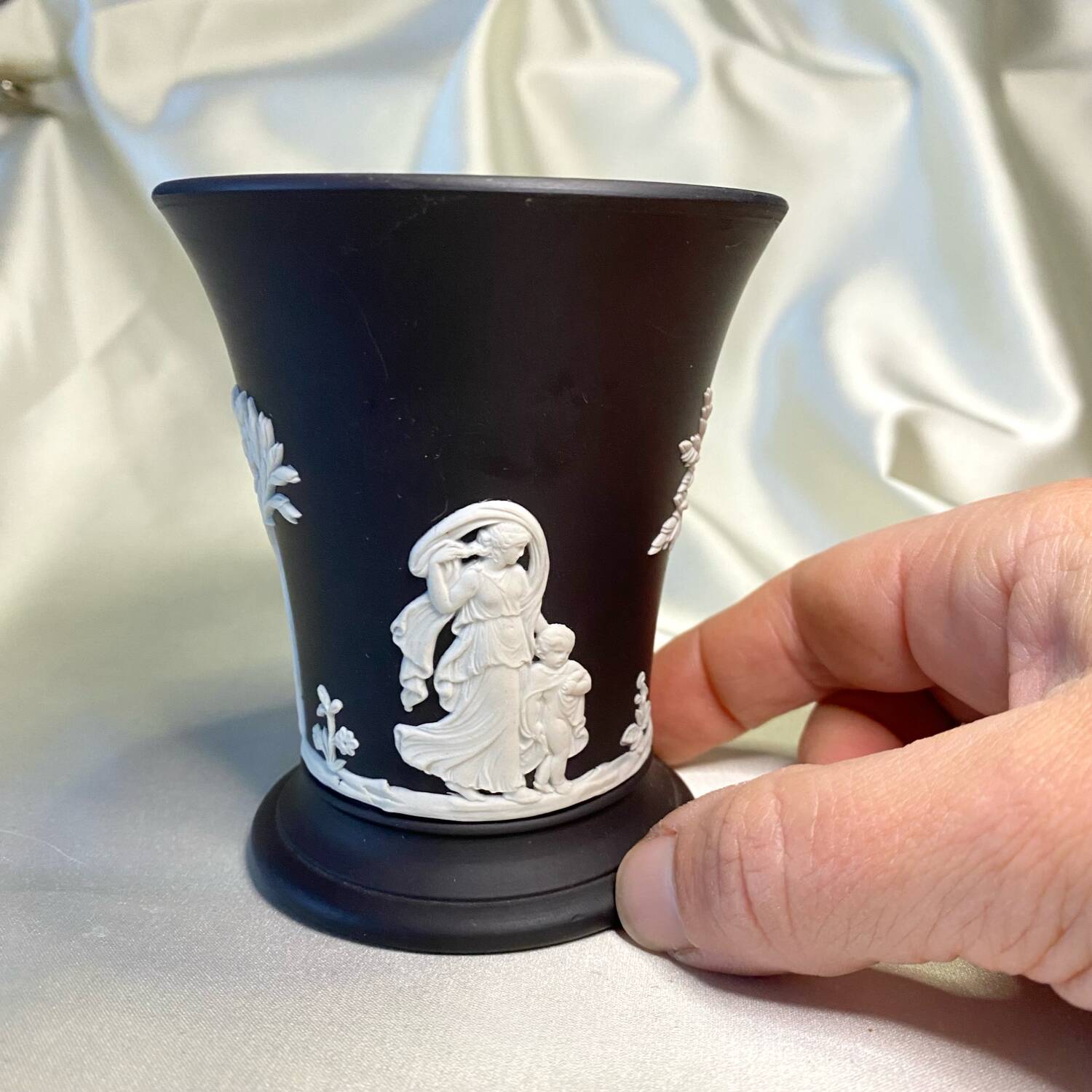 Wegwood England vase, 9.5 cm