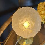 Lampe à poser globe en verre moulé et givré, formes géometriques. Circa 60