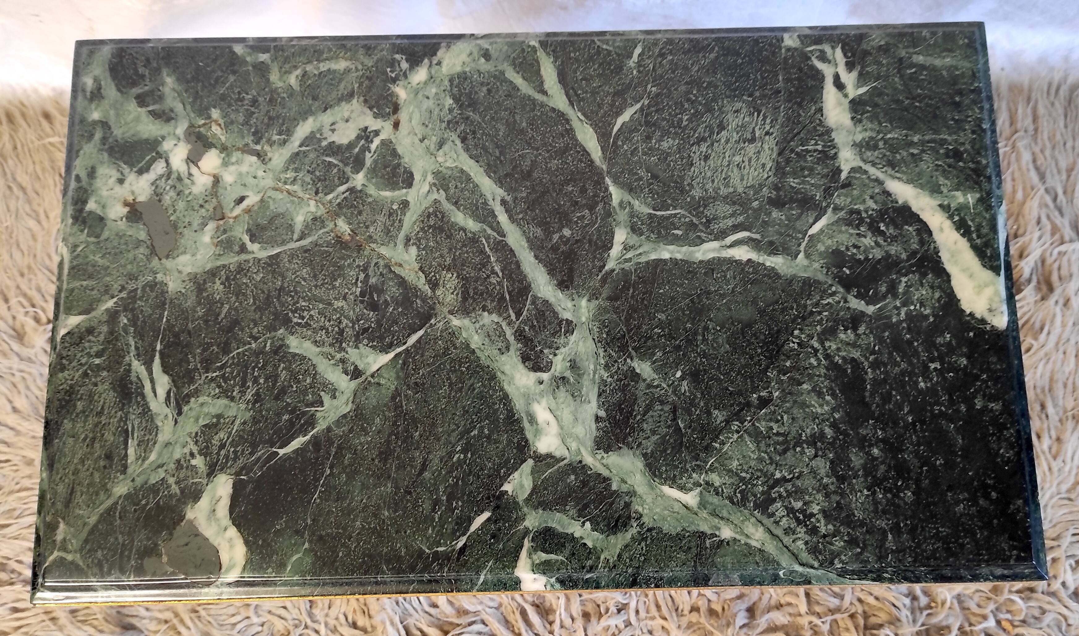 Pull-out tables in gilded metal and green marble – 60s/70s