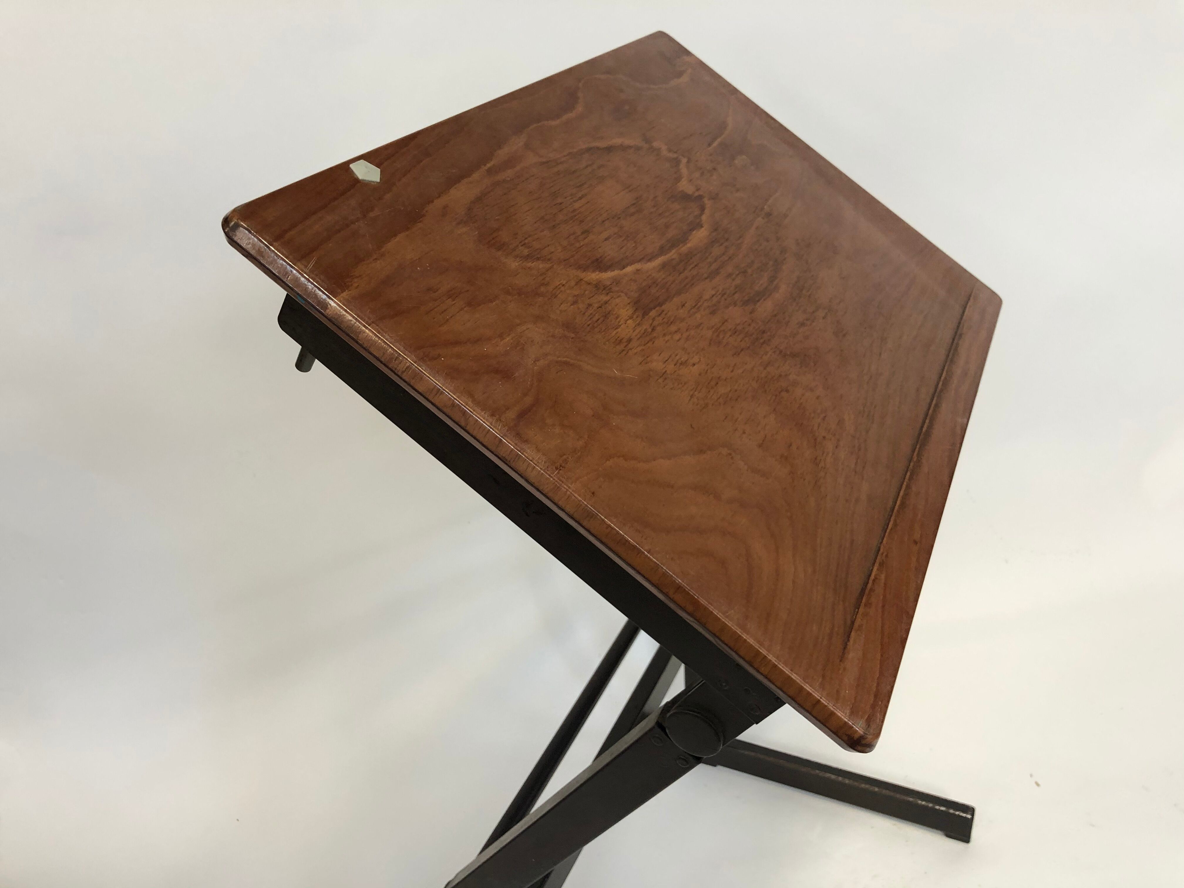 Bureau industriel des années 70 Pays-Bas Marko Galvanitas avec sa chaise