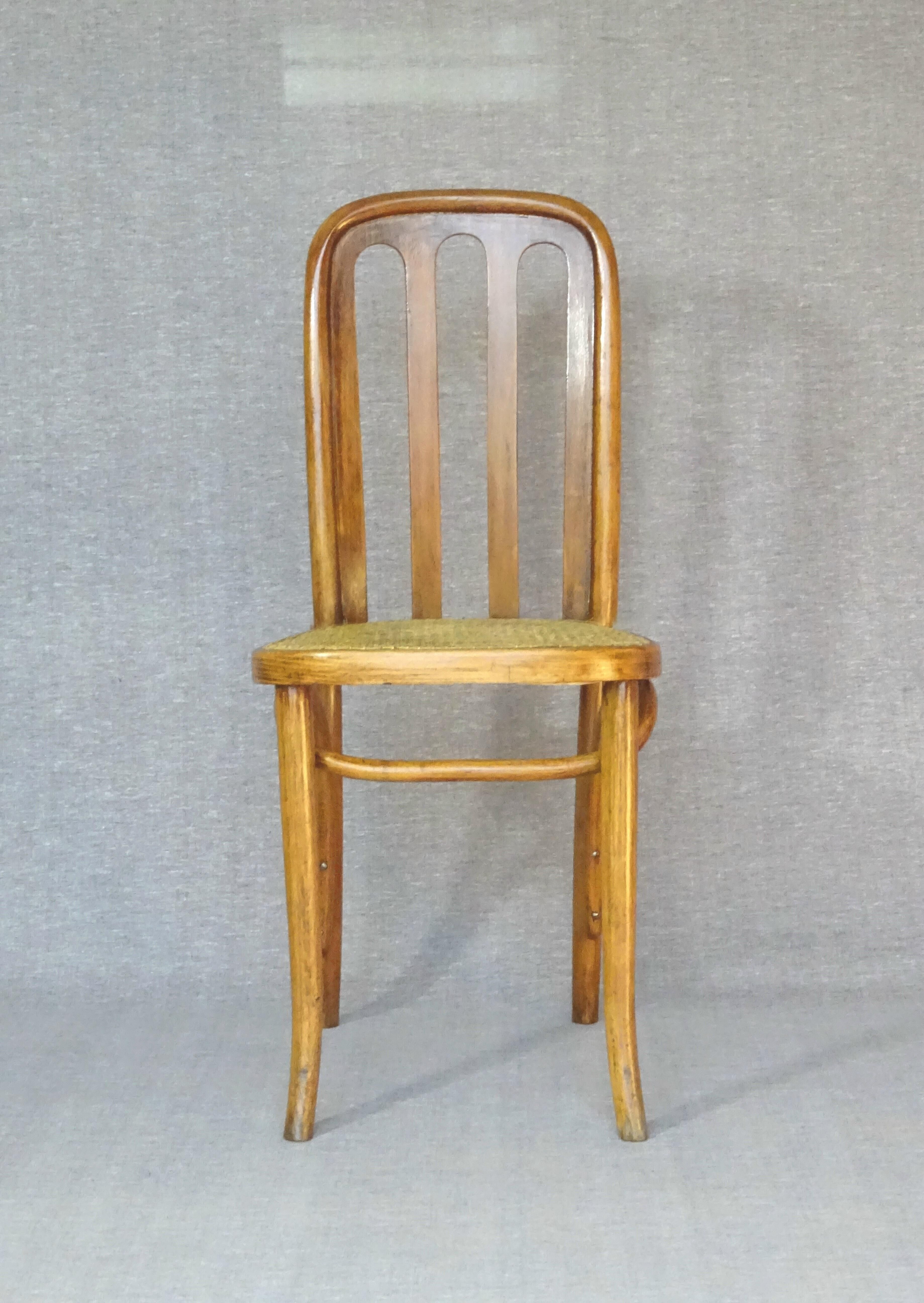 Chair Thonet N °391 XV of 1925 canned, walnut shade