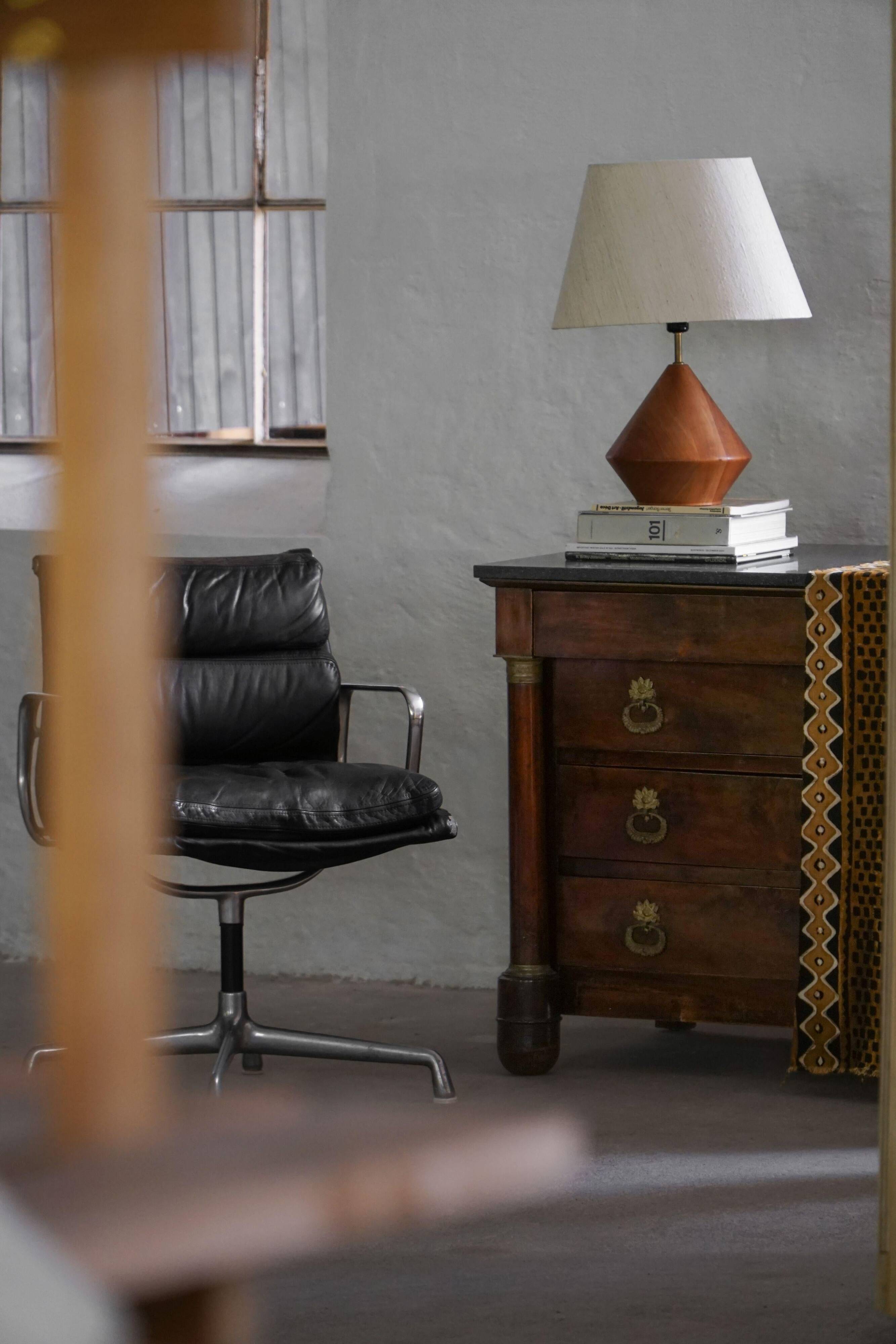 French Empire Commode / Commode, walnut and bronze mounts, 19th century