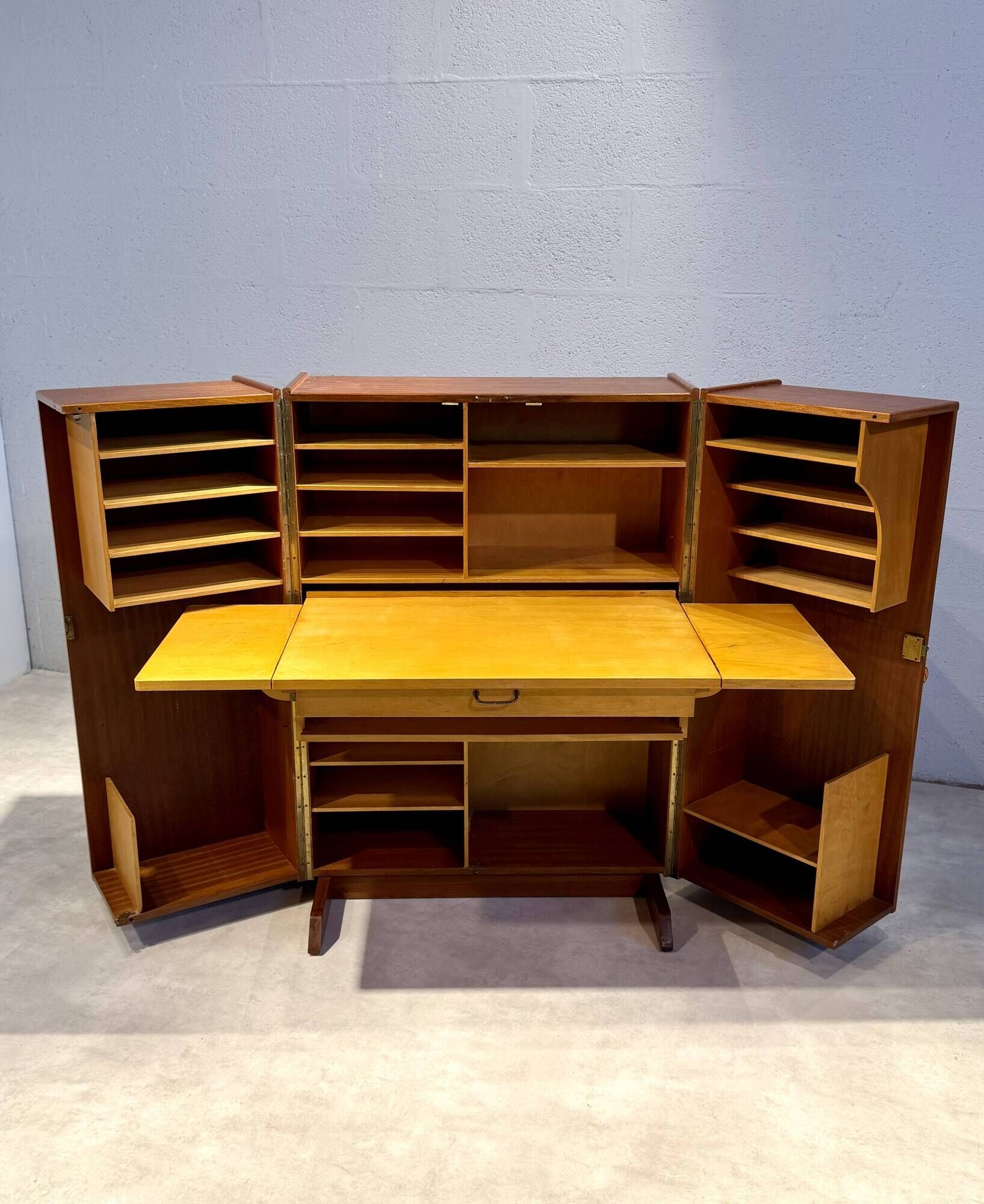 Ernst mummenthaler & otto meier office "magic box" or trunk office