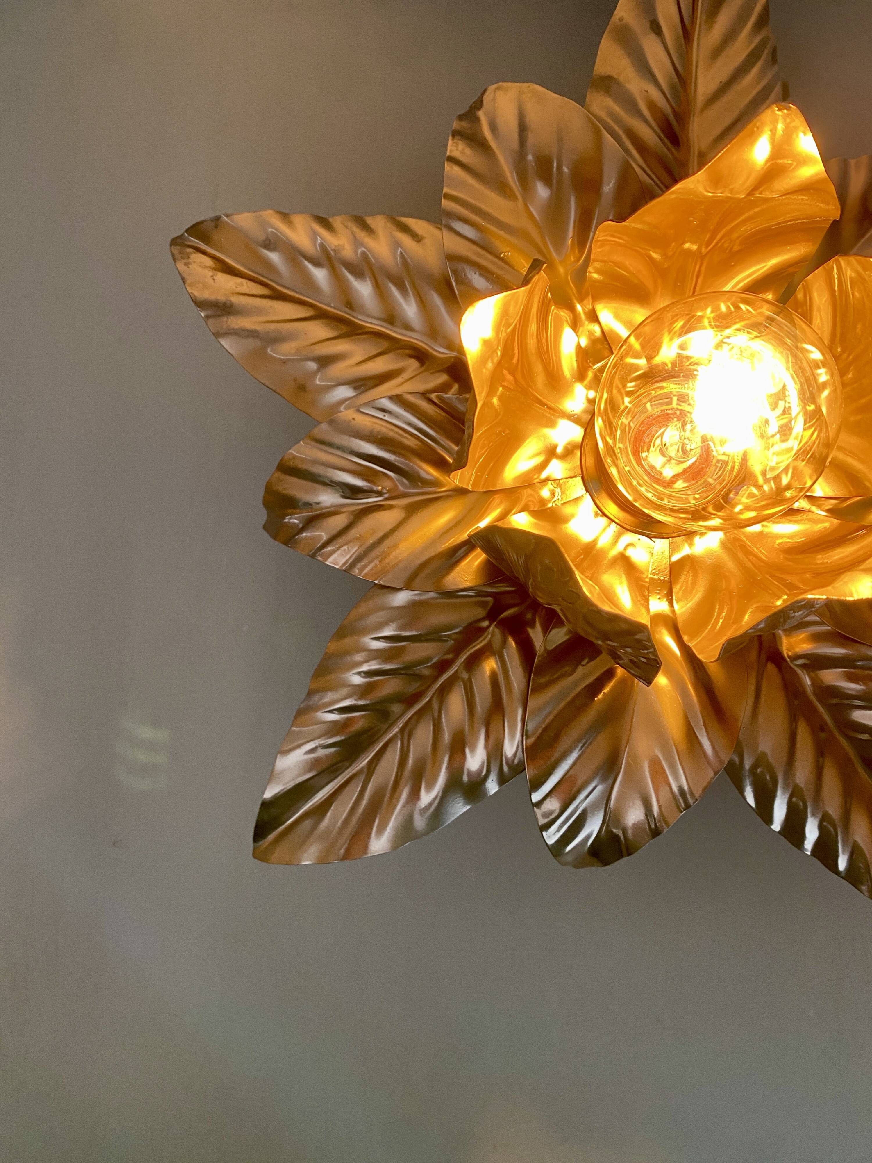 Vintage wall light in gold metal with leaf decorations