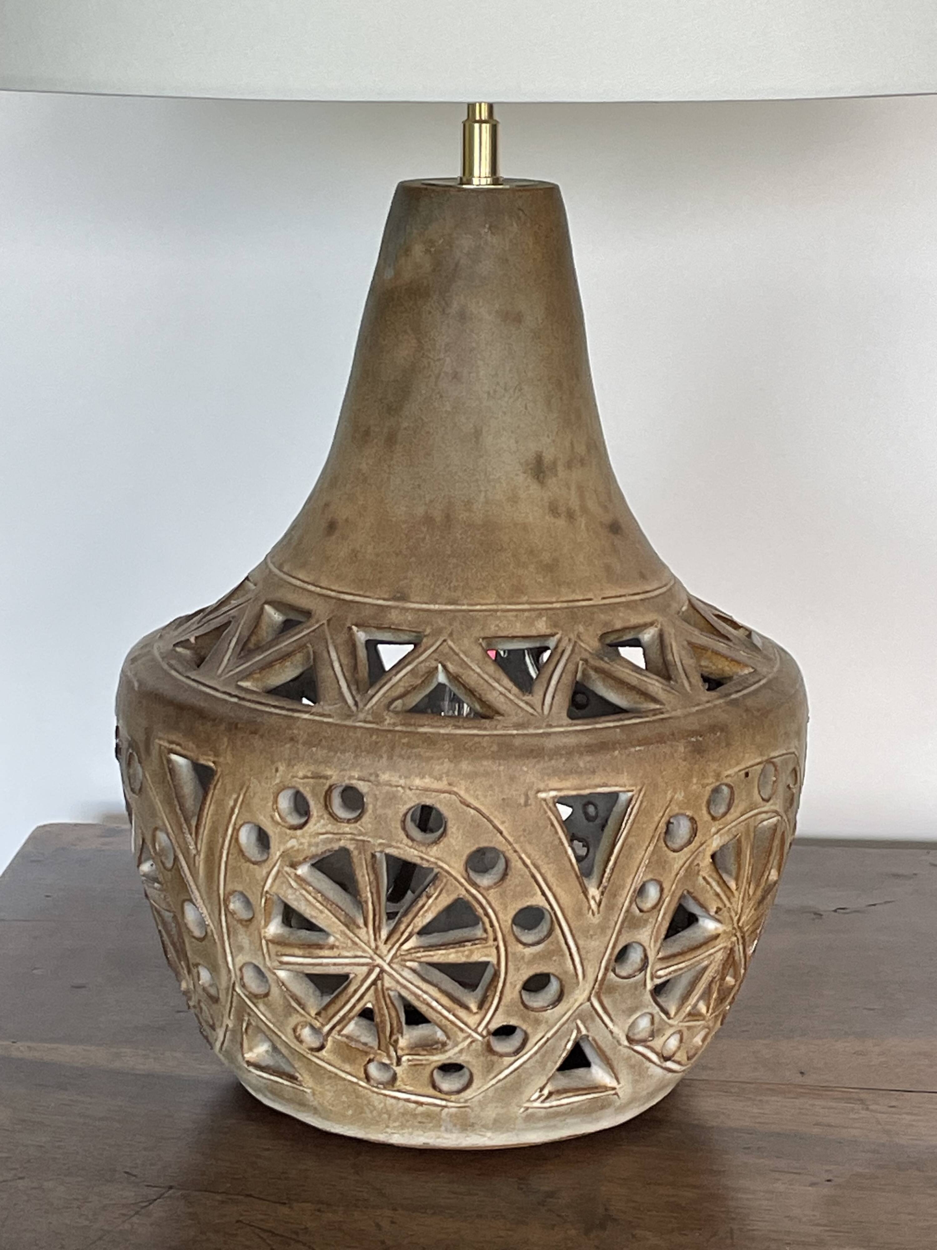 Lampe en  grès signée agnes escala