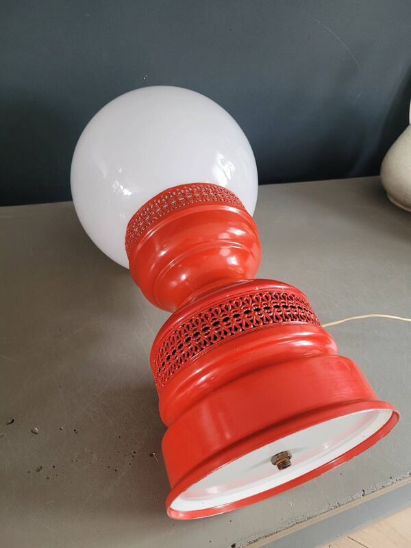 Lampe globe vintage à pied métal ajouré laqué rouge