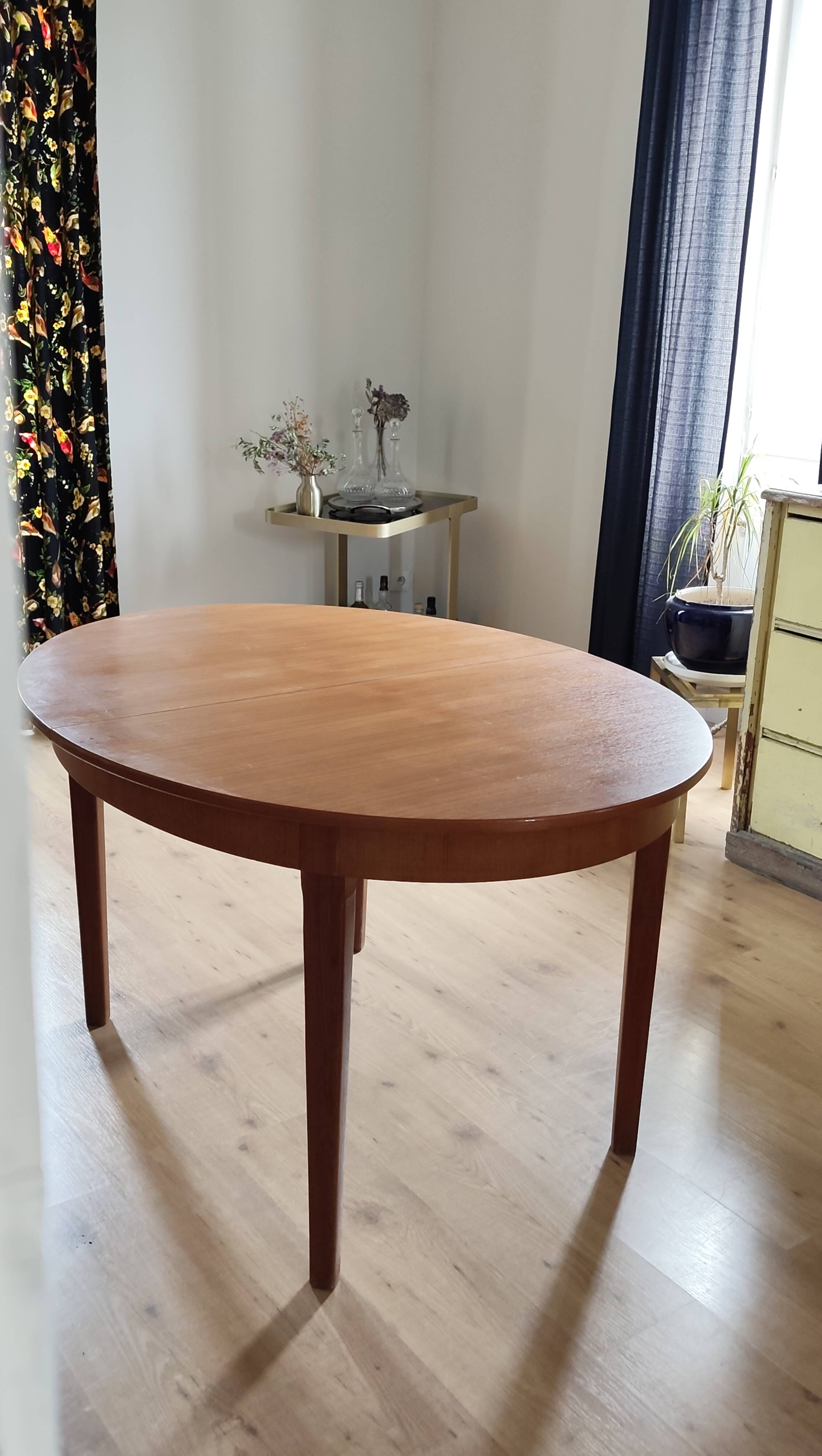 Table scandinave en teck ovale rallonges intégrées, années 60 comme neuve
