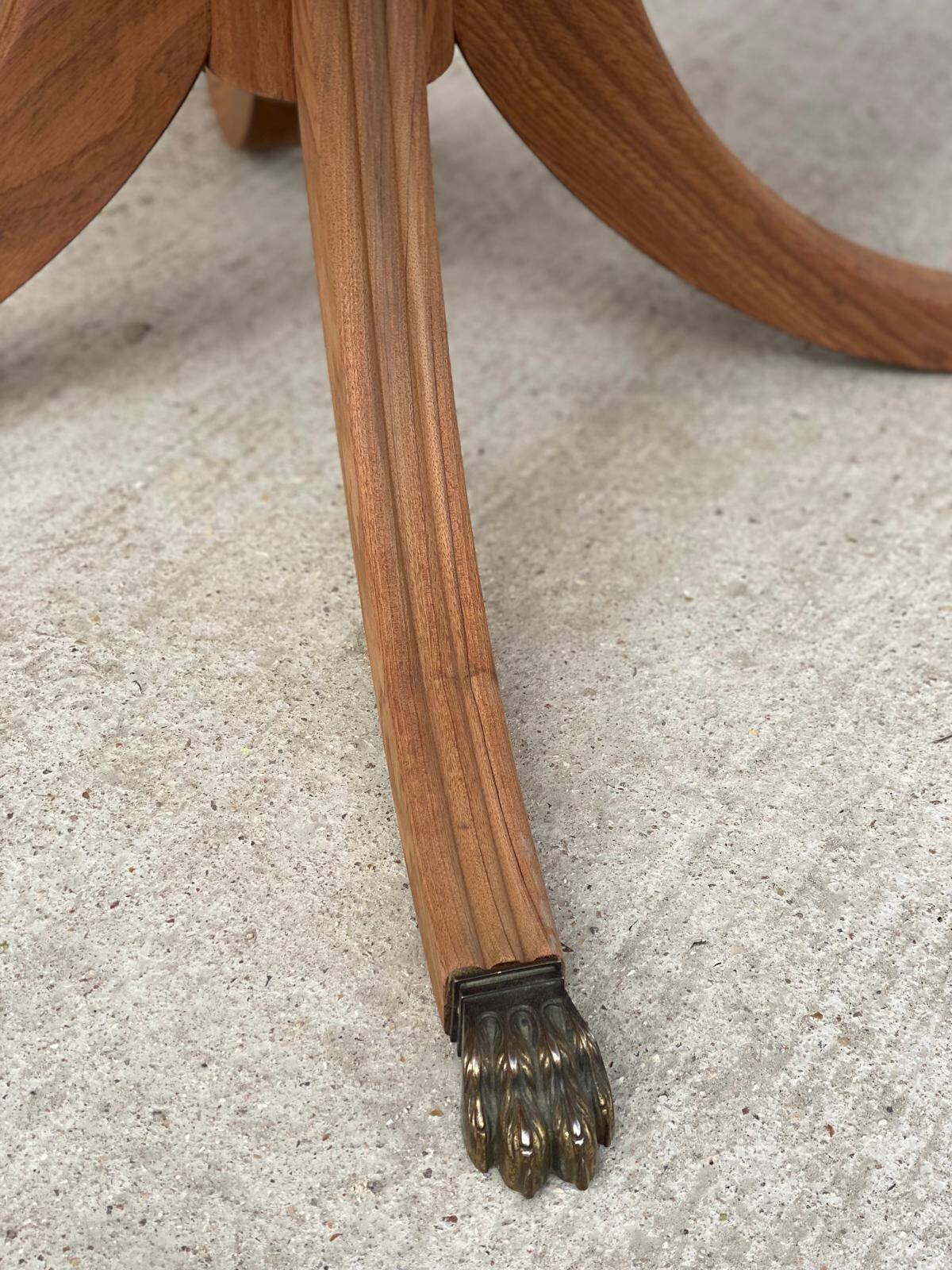 Extendable round dining table with central leg renovated in raw wood 205cm
