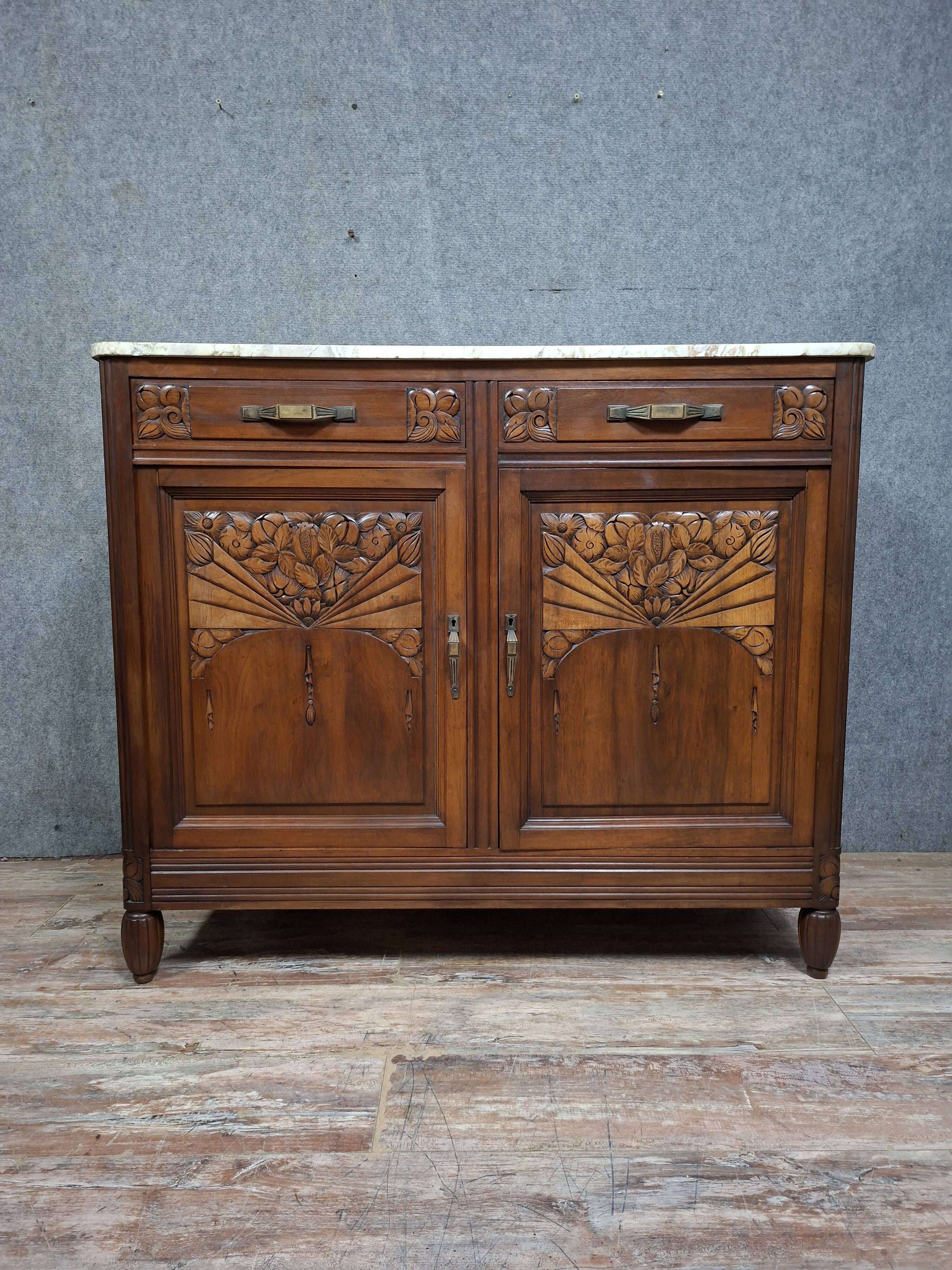 Buffet Art Déco en noyer sculpté et marbre – vers 1930