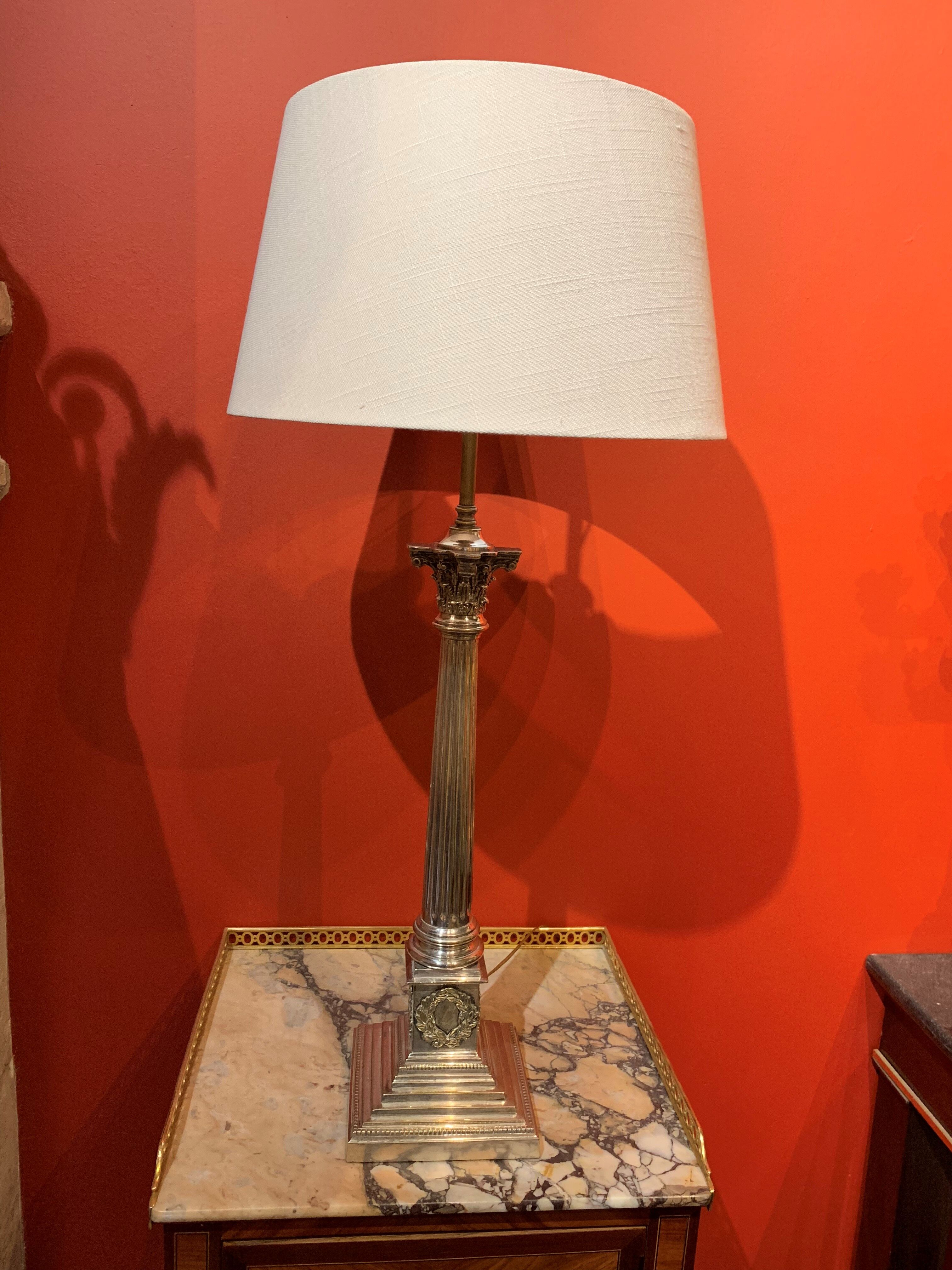 Métal argent néoclassique de lampe