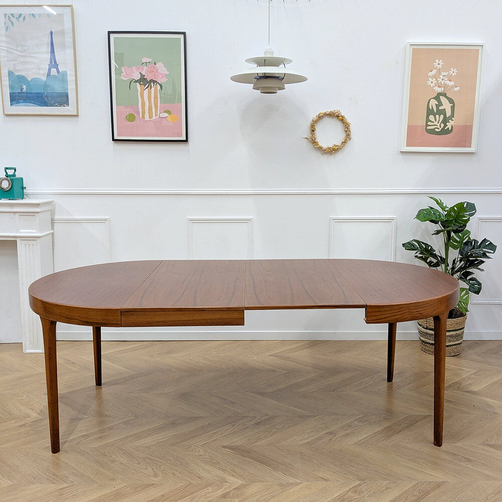 Round Scandinavian table with extensions