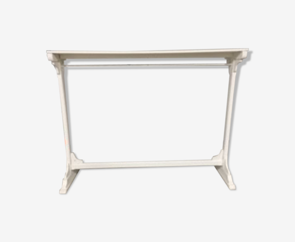 Wearing painted wood cloakroom