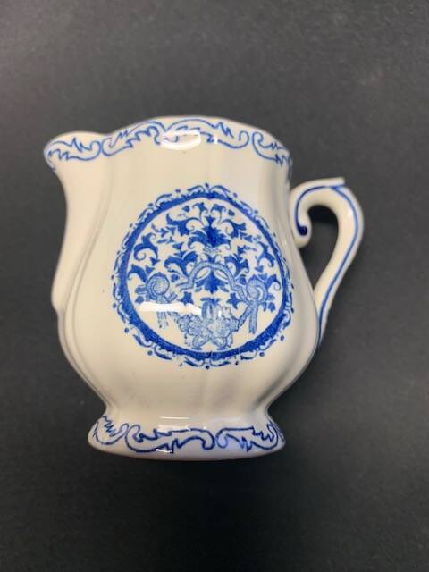 Milk or cream jug and sugar bowl with Gien earthenware lid, Rouen model 32