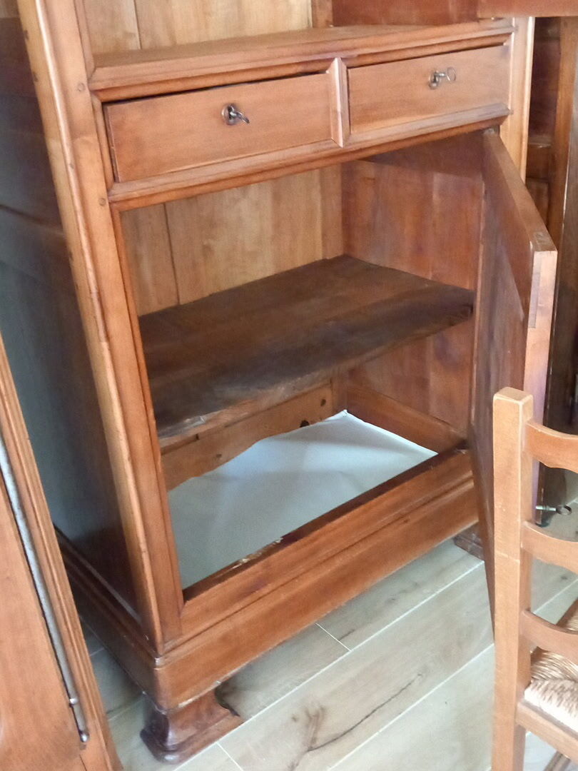Armoire type cabinet vendéen, en bois massif