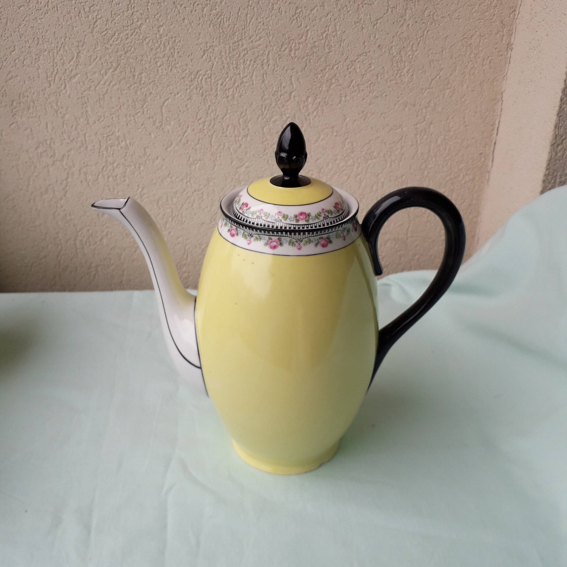Sugar bowl and milk jug in porcelain