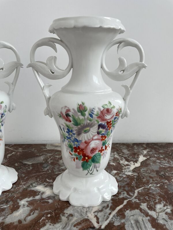 Paire de grands vases d’église XIXe en porcelaine de Paris blanche peinte