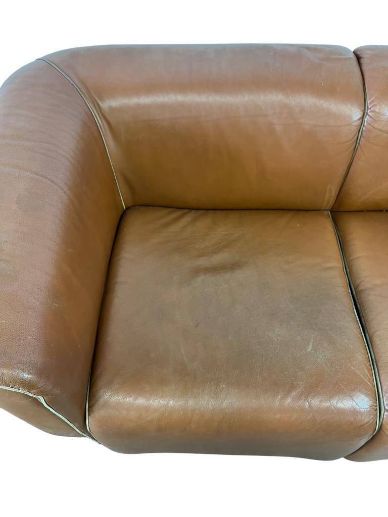 Canapé vintage en cuir couleur cognac deux places