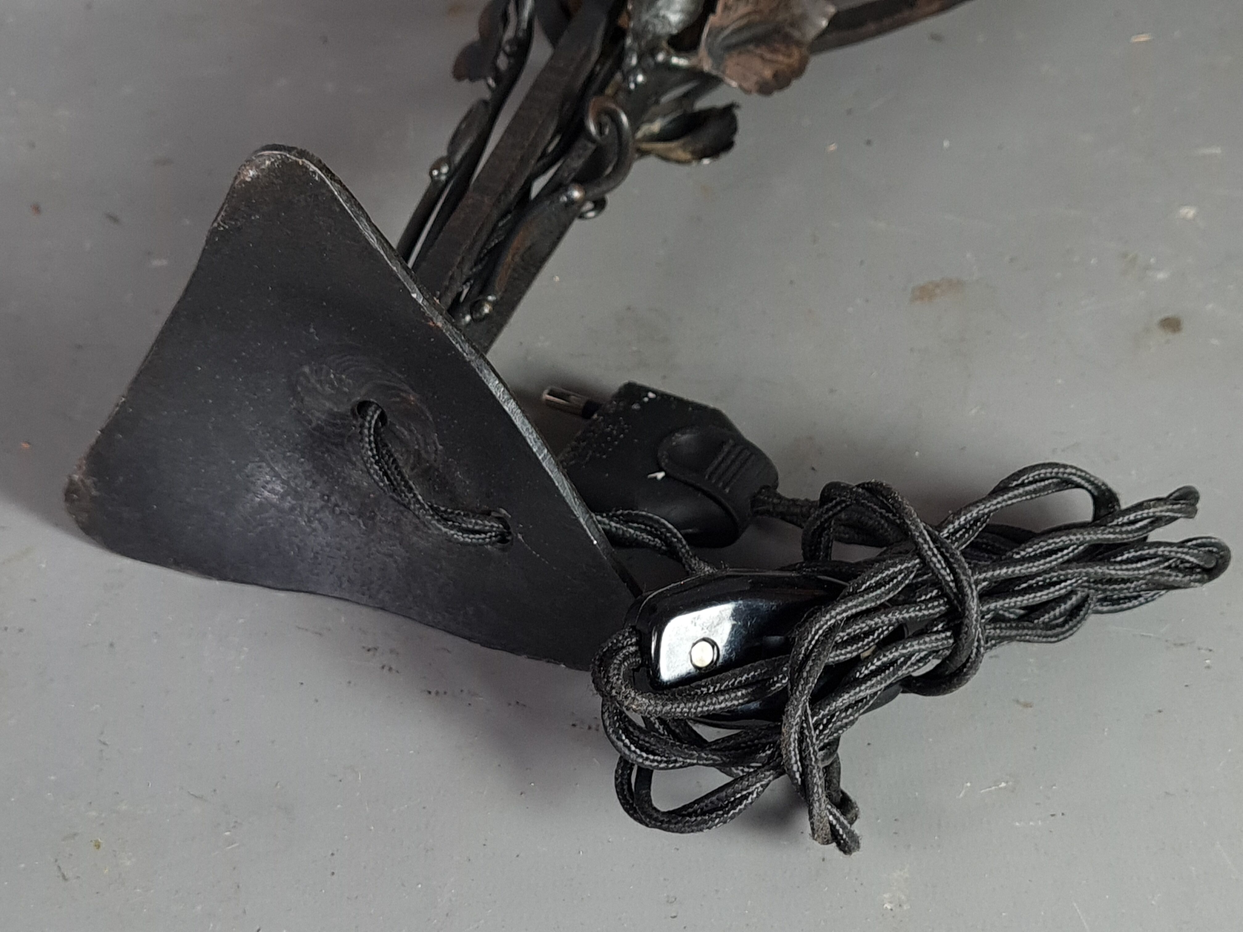 Daum, art-deco table lamp wrought iron tulip glass signed sb