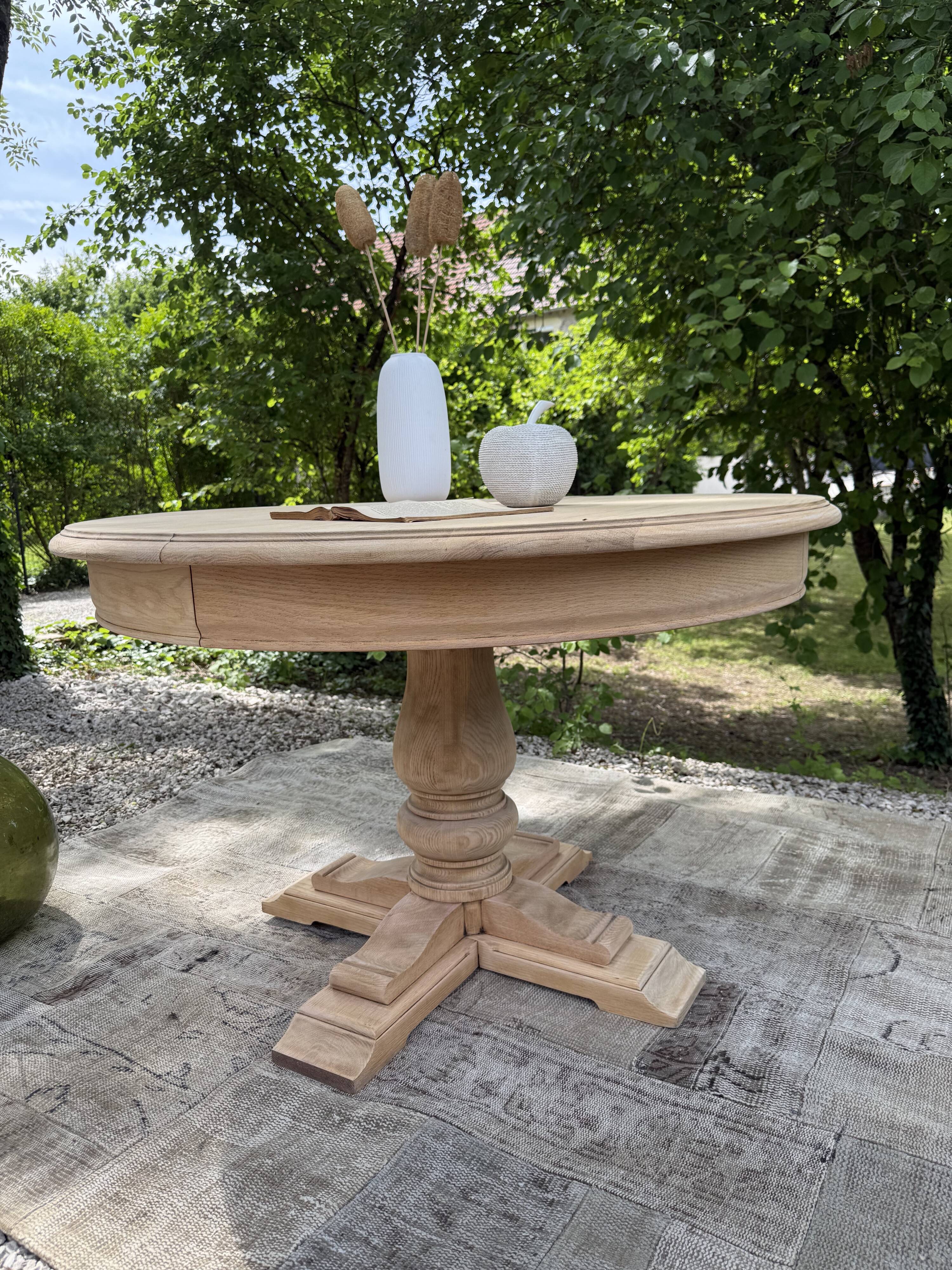 Extendable round table made of solid oak