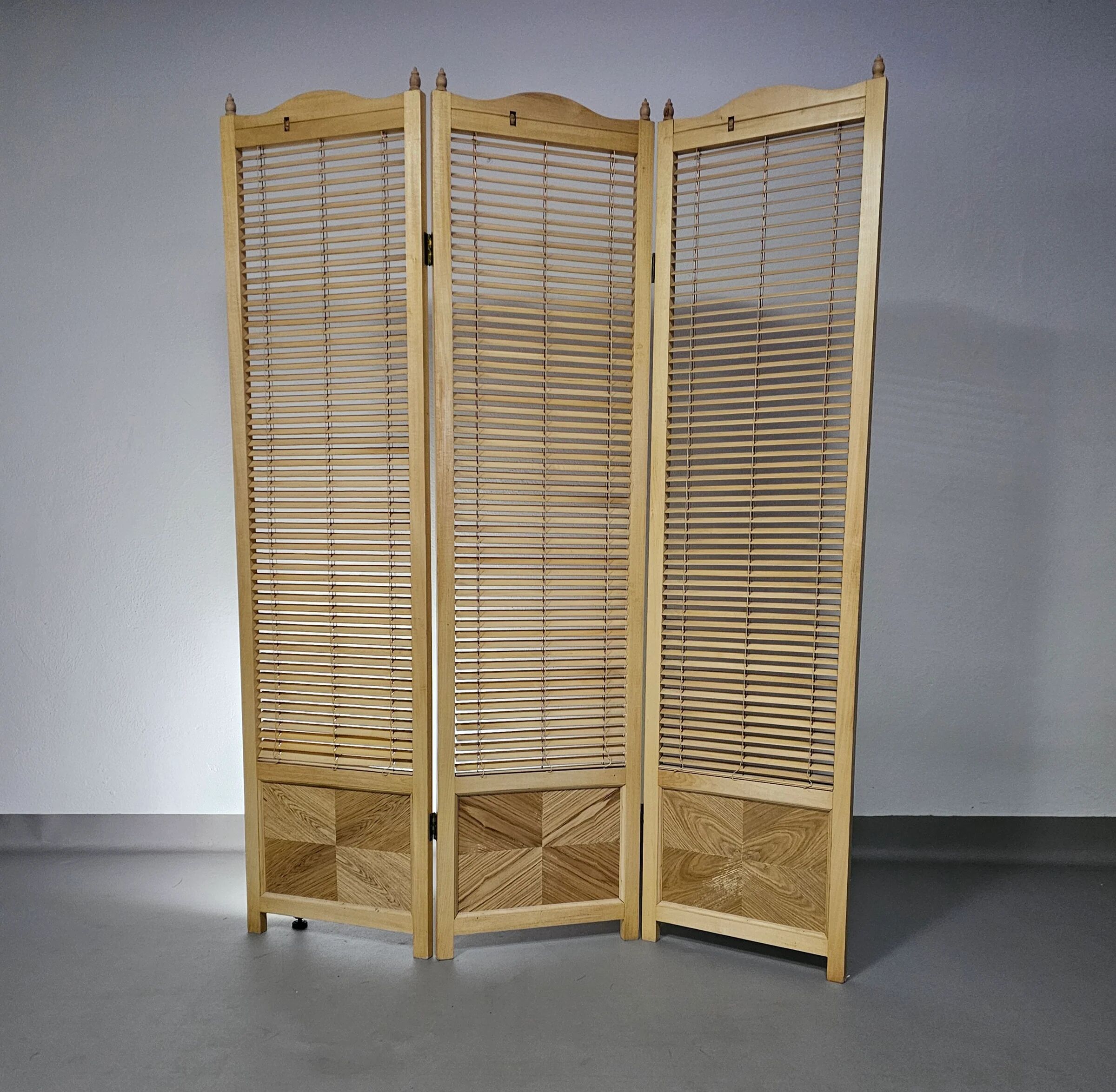 Room divider, French blonde beech louvered screen, 1960s, width 155 cm, height 185 cm