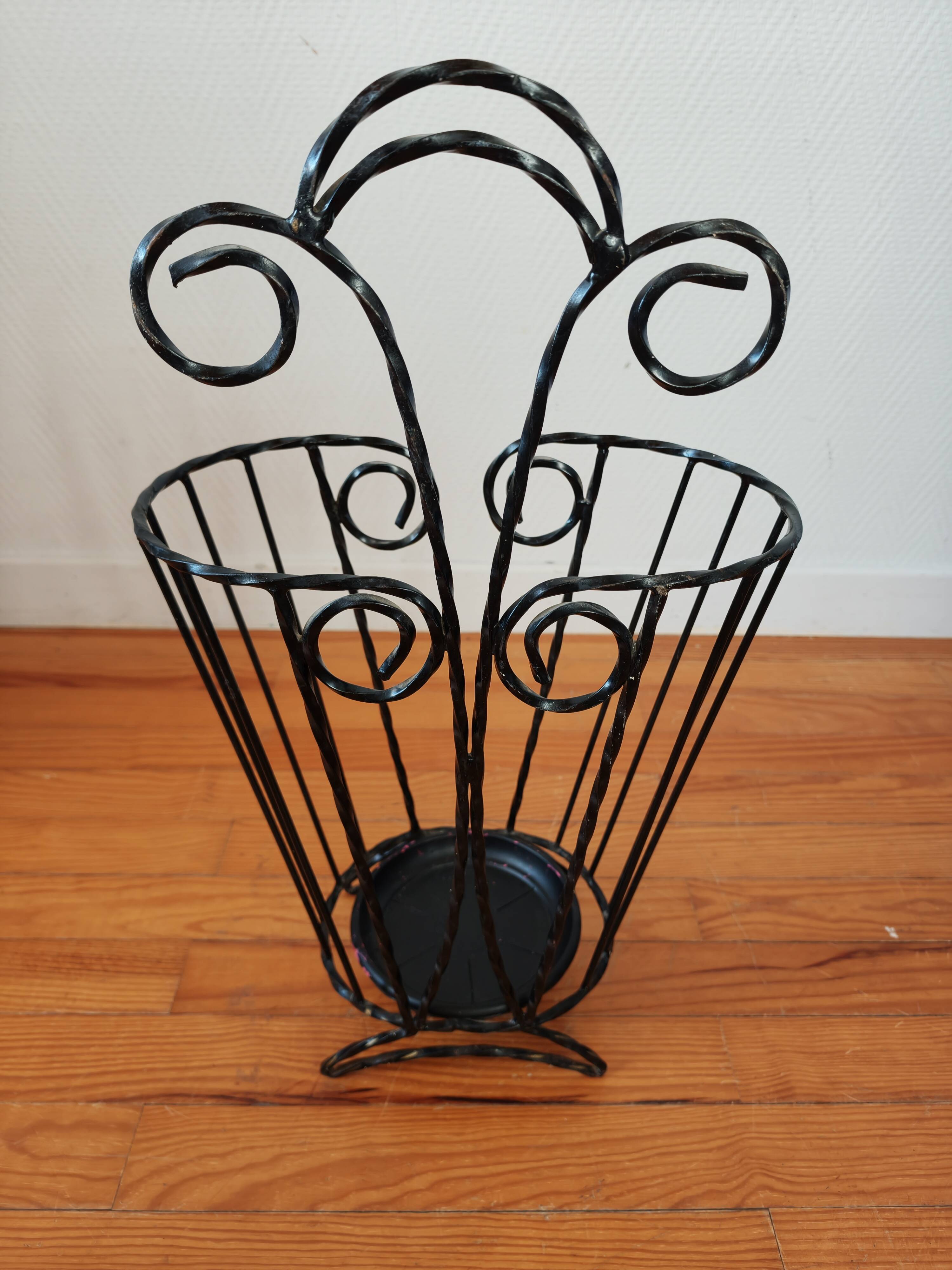 Porte-parapluie vintage en fer torsadé – années 60