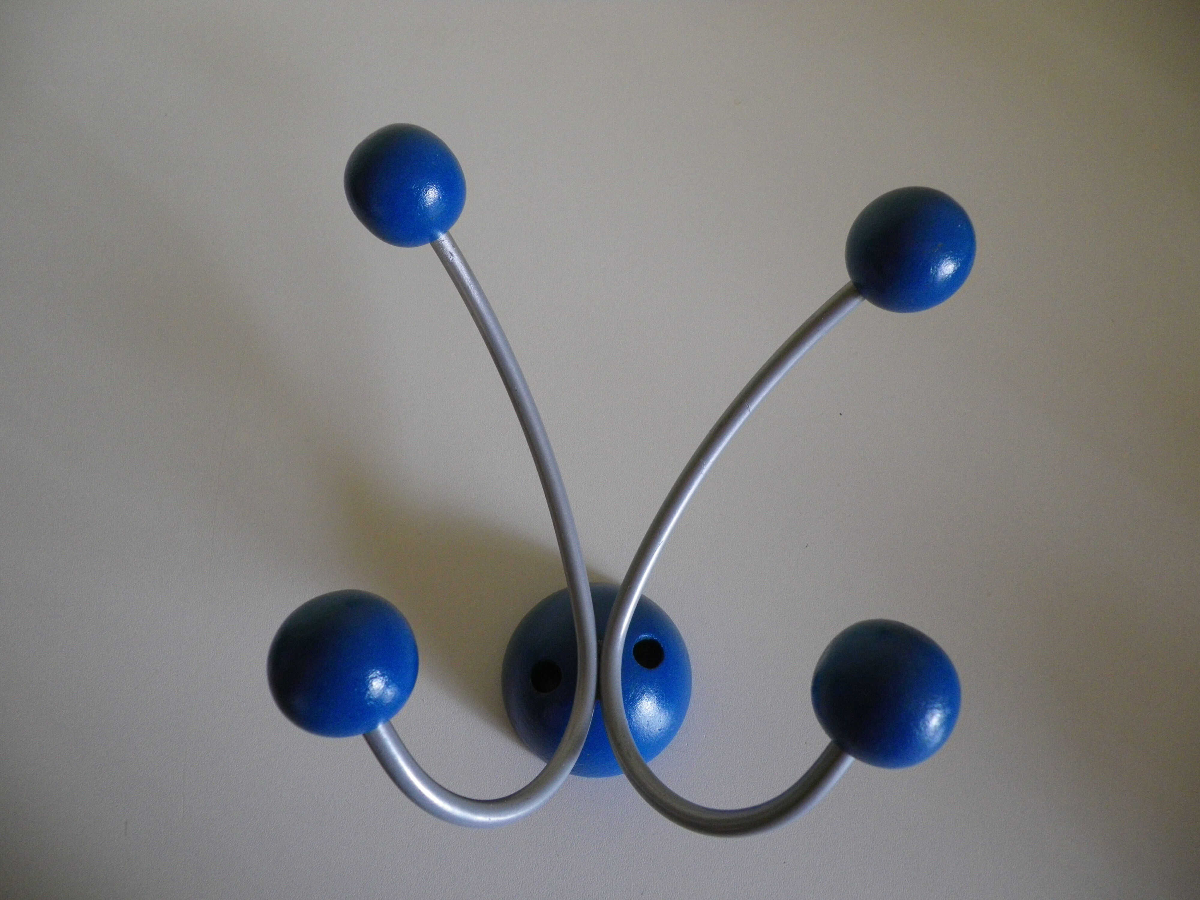 Grey metal wall hook, 4 wooden hangers