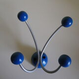 Grey metal wall hook, 4 wooden hangers