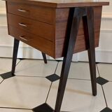 Travailleuse scandinave pieds compas