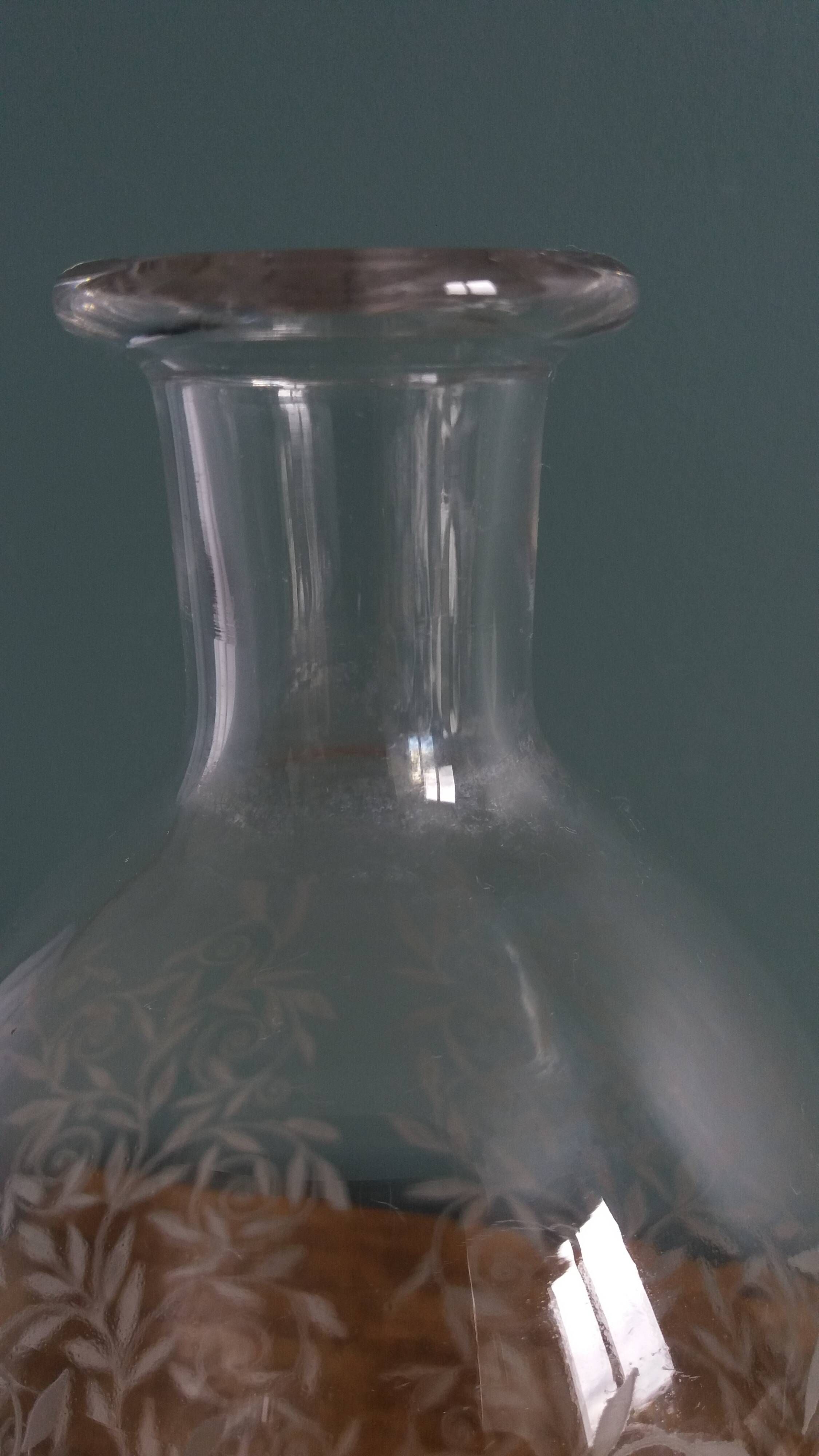 Carafe bottle with a stopper, engraved patterns, Baccarat, Golfe Juan