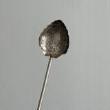 Cuillère vintage en métal ancien, motif feuille