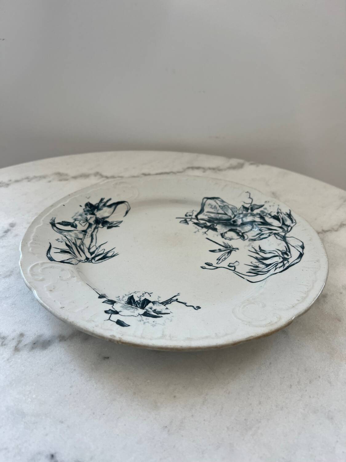 Flat earthenware plate with floral motifs